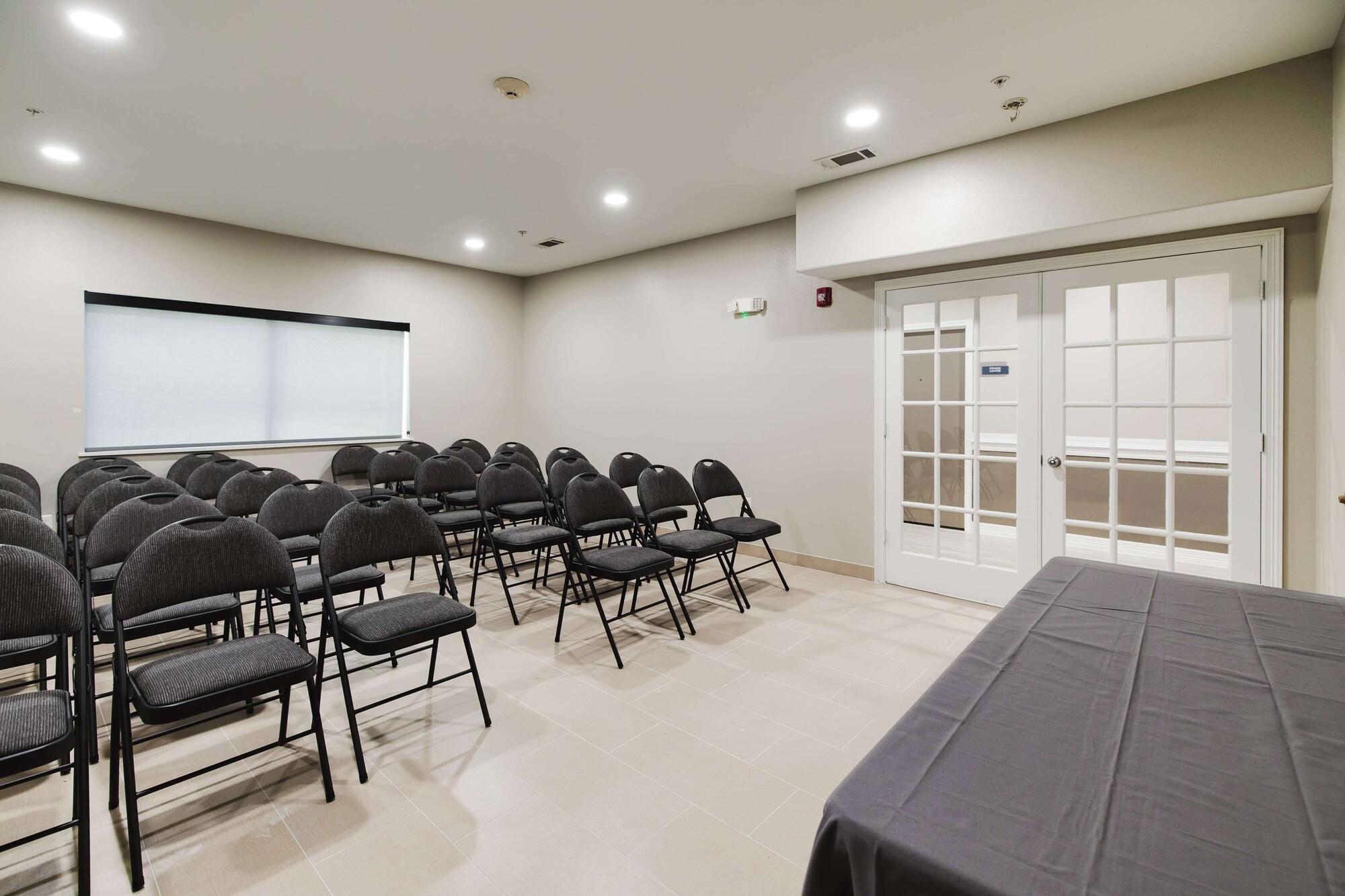 Sala de Reuniones SureStay Studio by Best Western Conroe Downtown