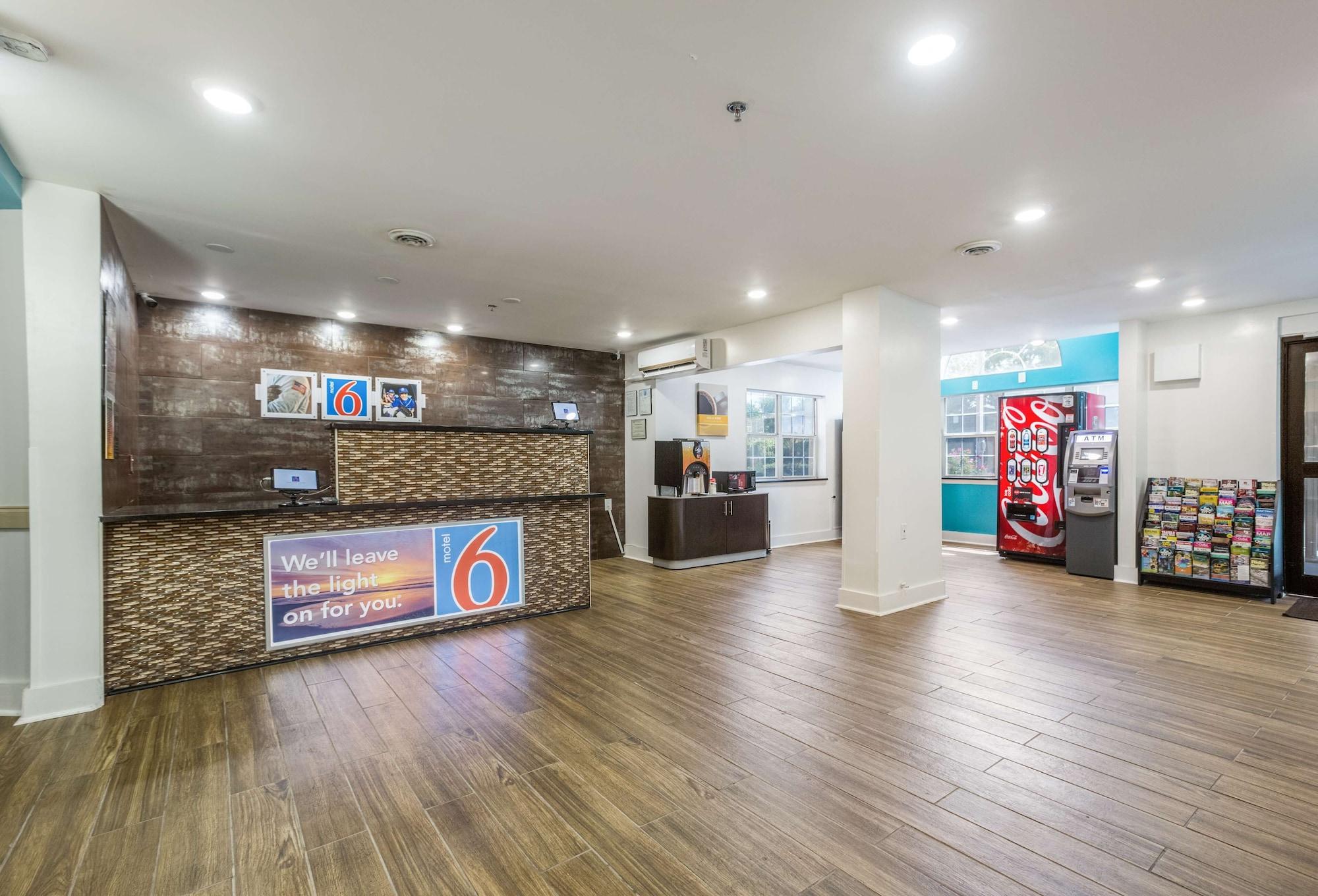 Vista Lobby Motel 6 Smyrna, GA - Atlanta