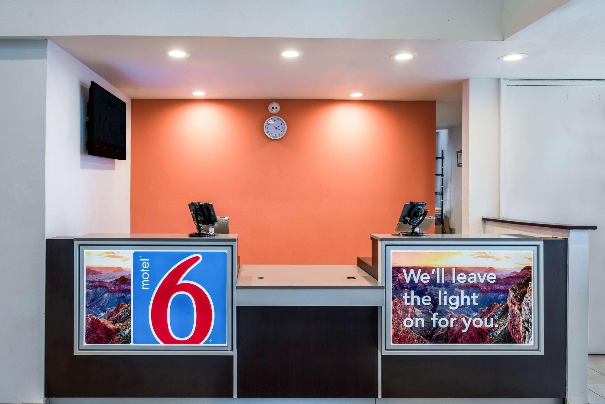 Vista Lobby Motel 6 Irving, TX - Irving DFW Airport East