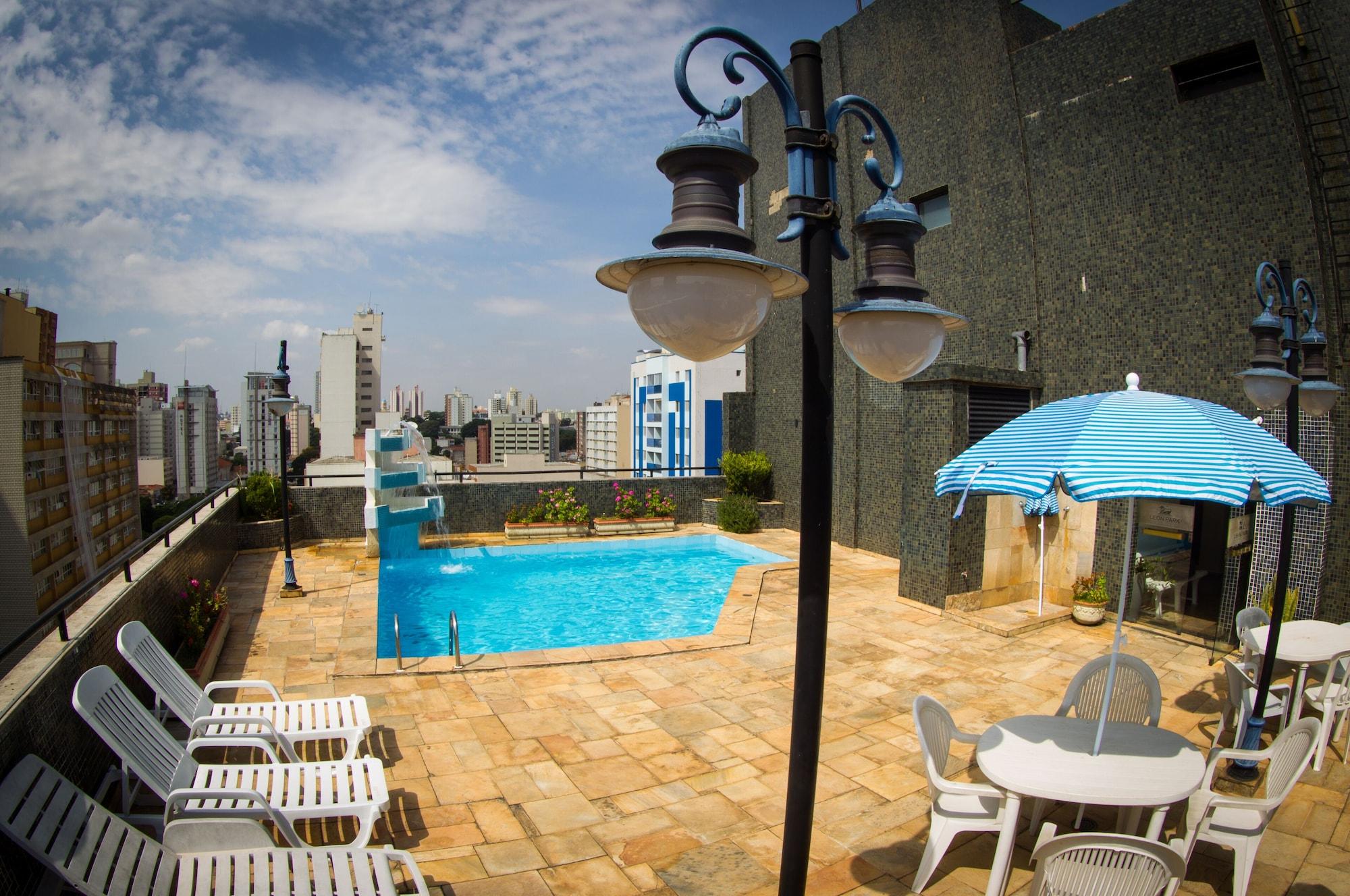 Vista da piscina Leon Park Hotel e Convenções