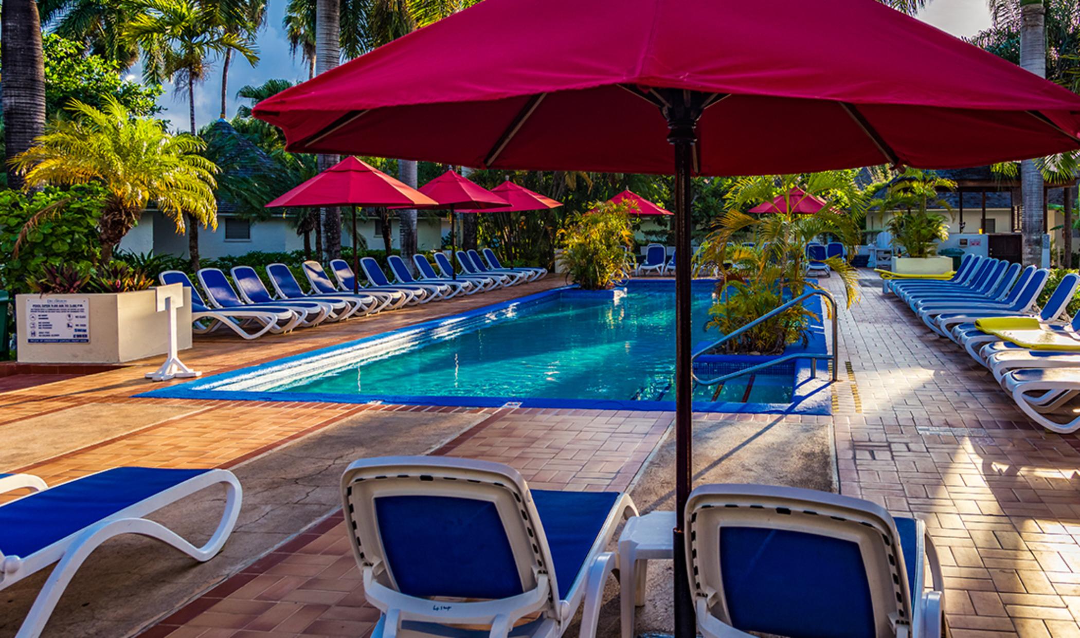 Vista Piscina Decameron Club Caribbean Runaway Bay, Ramada All-Inclusive Resort
