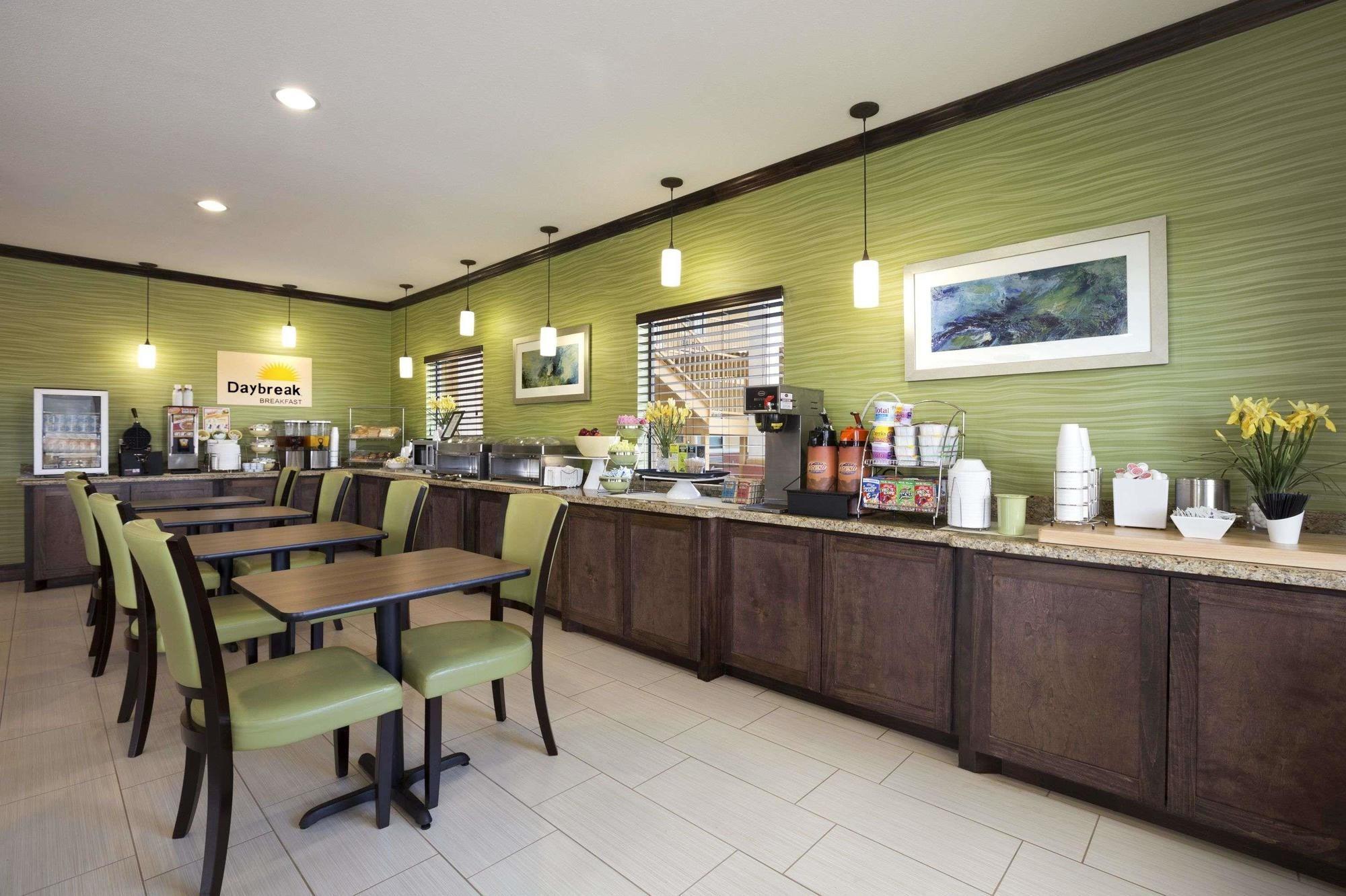 Comodidades del Alojamiento Days Inn & Suites by Wyndham Gonzales TX