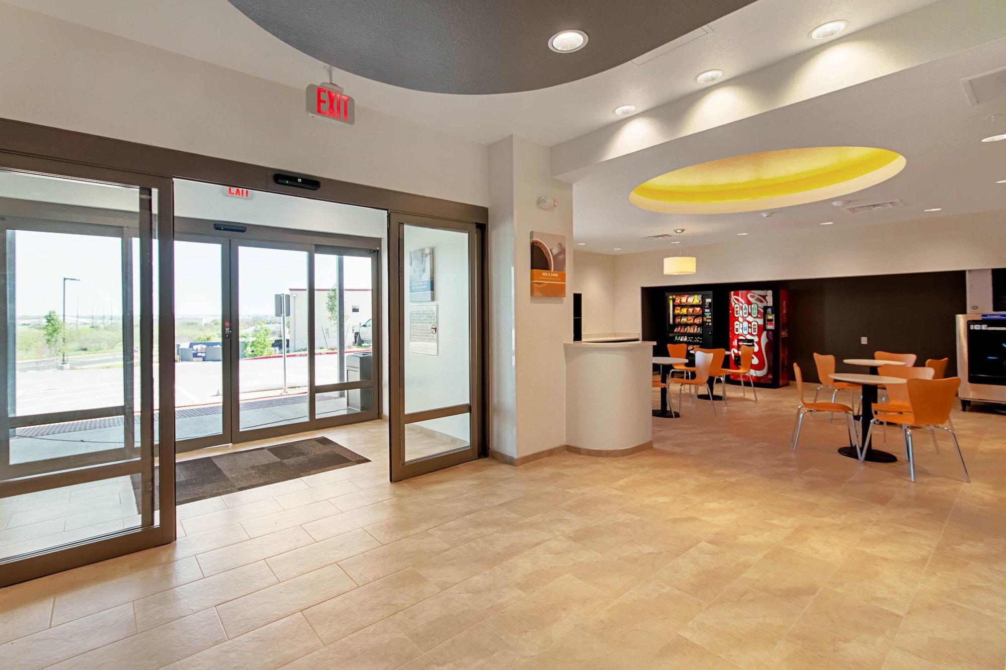 Vista Lobby Studio 6 Austin, TX - Airport