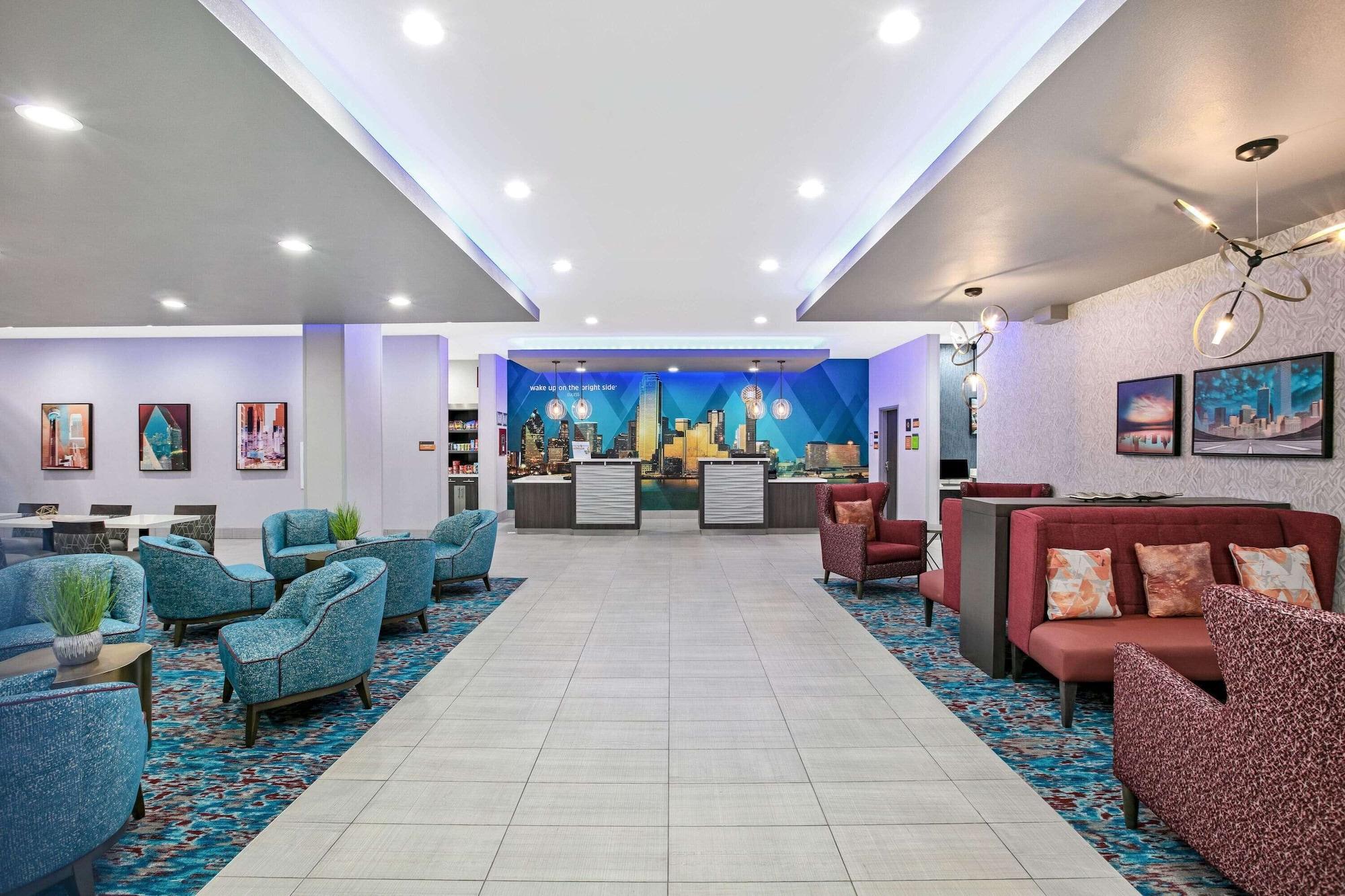 Vista Lobby La Quinta Inn & Suites by Wyndham DFW West-Glade Parks