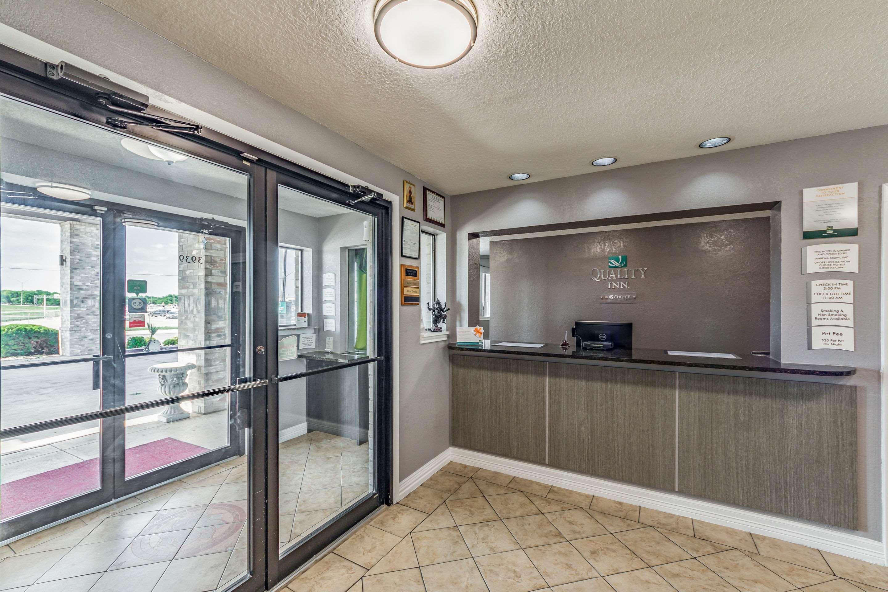 Vista Lobby Quality Inn I-10 East near Frost Bank Center