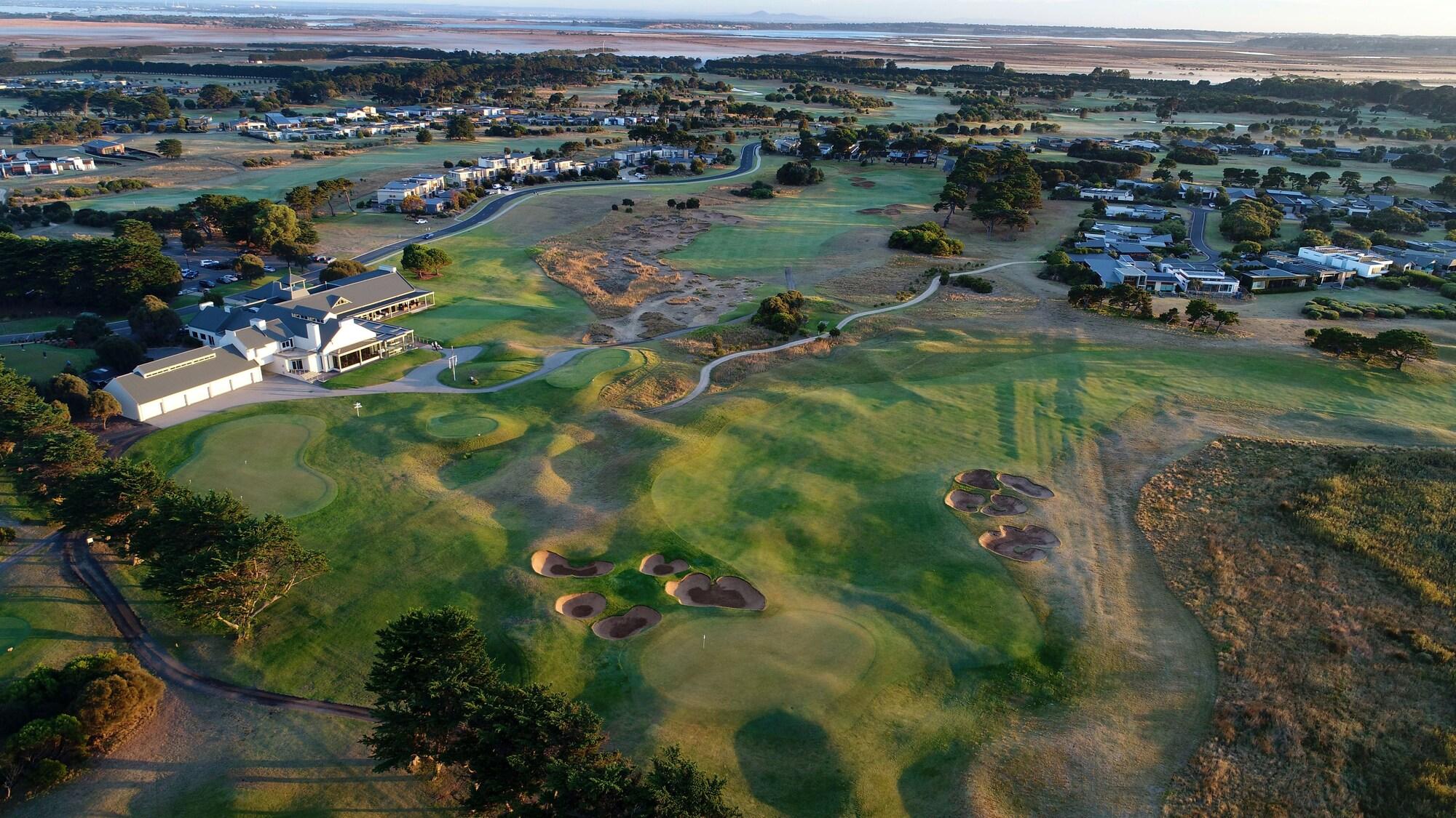 Vista Exterior 13th Beach Golf Lodges