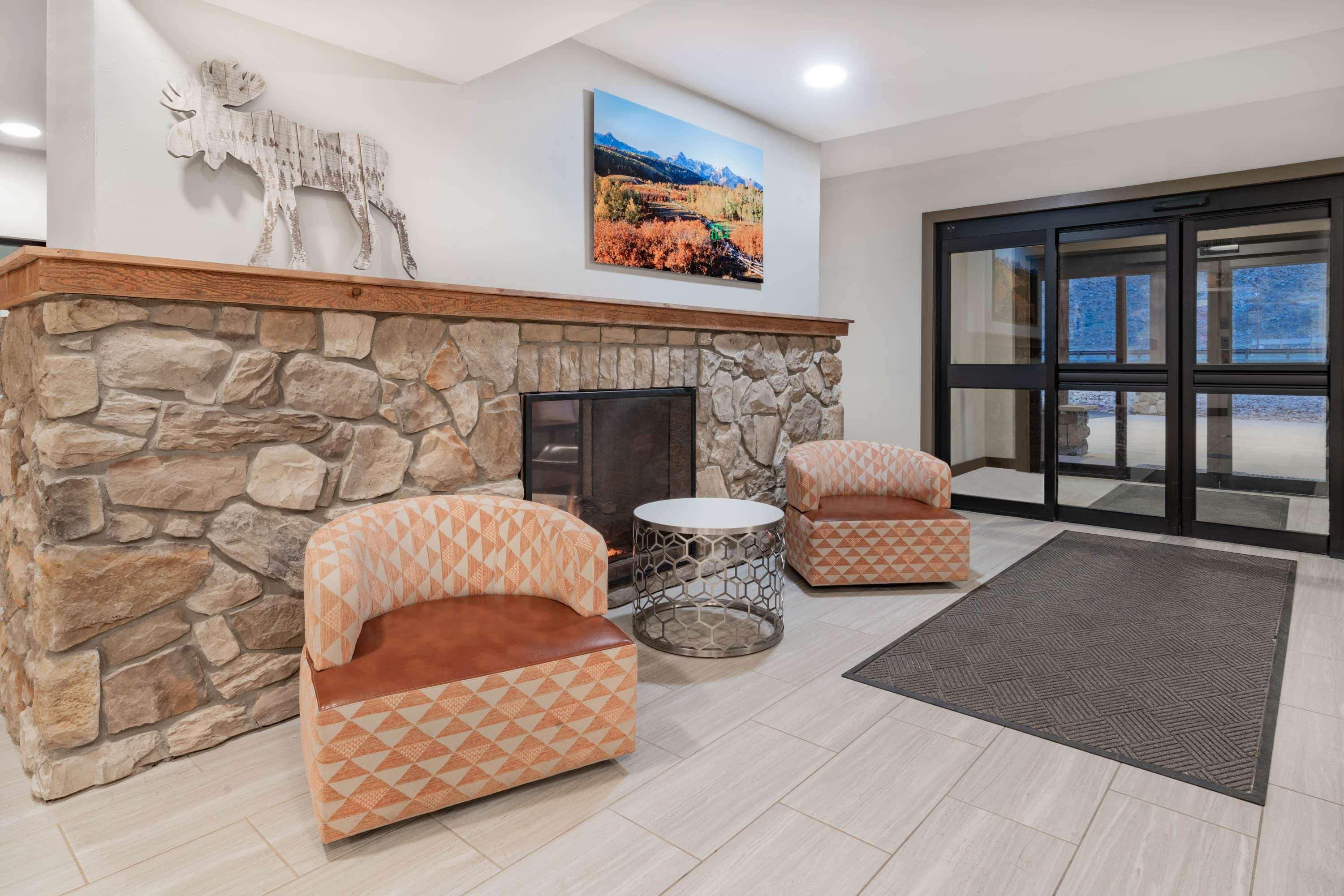 Vista Lobby Microtel Inn & Suites by Wyndham Georgetown Lake