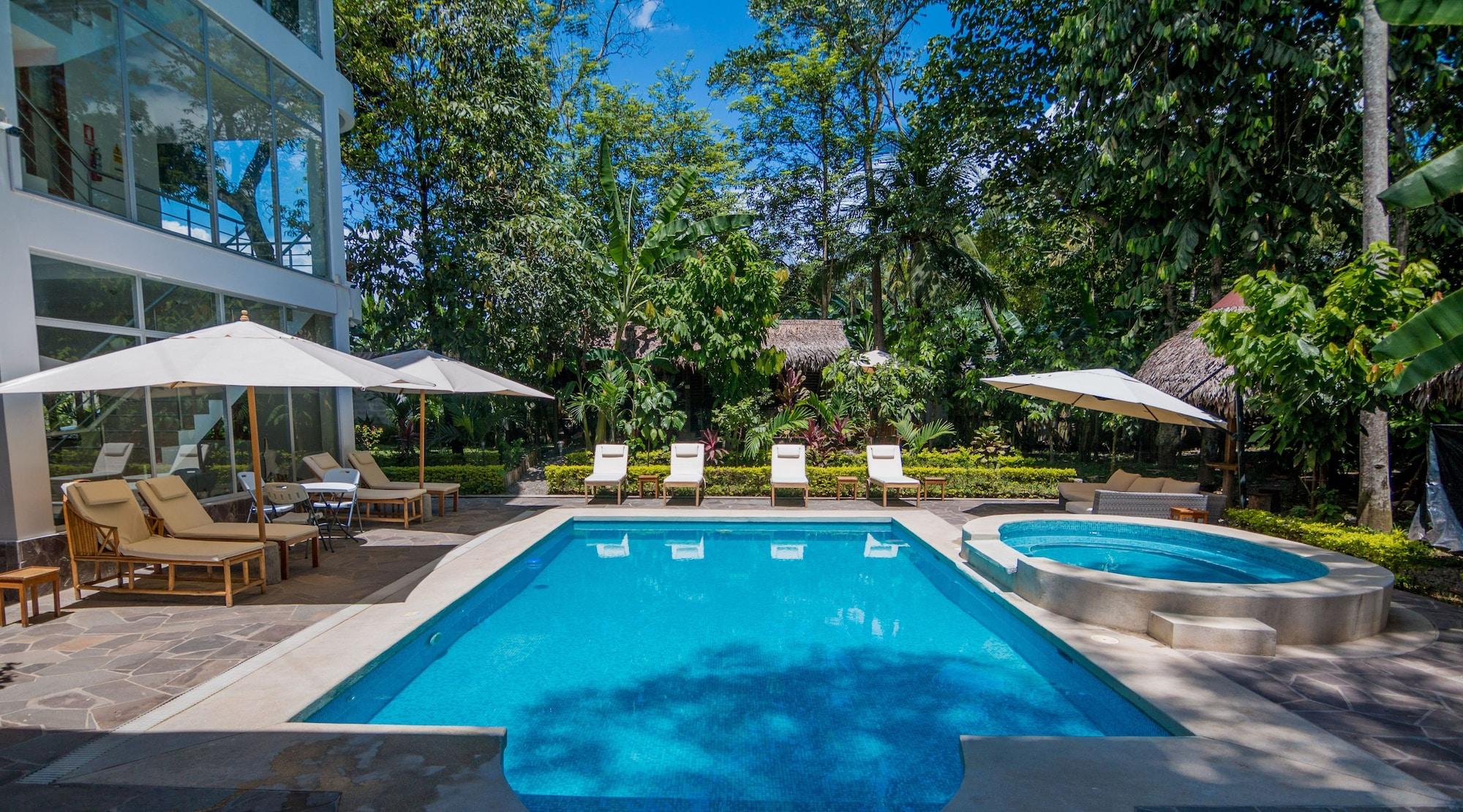 Vista Piscina La Floresta Tarapoto Hostal