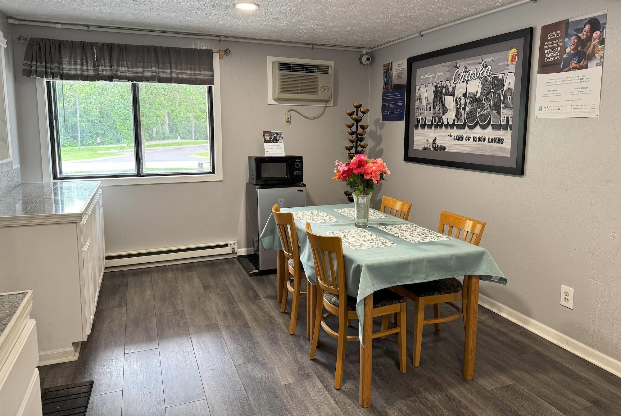 Comodidades del Alojamiento Super 8 by Wyndham Chaska