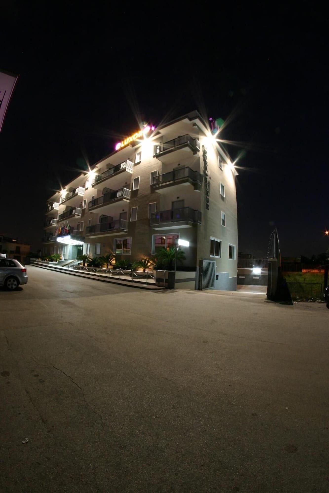 Vista Exterior Hotel Luxor