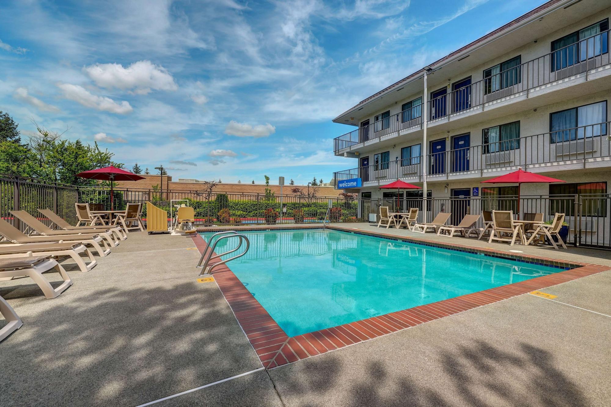 Vista Piscina Motel 6 Kirkland, WA - North Kirkland