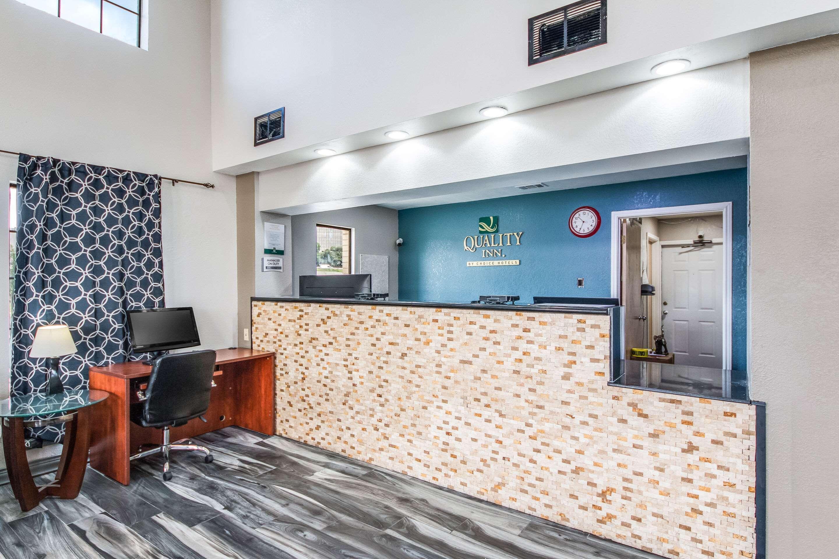 Vista Lobby Quality Inn Near Medical Center
