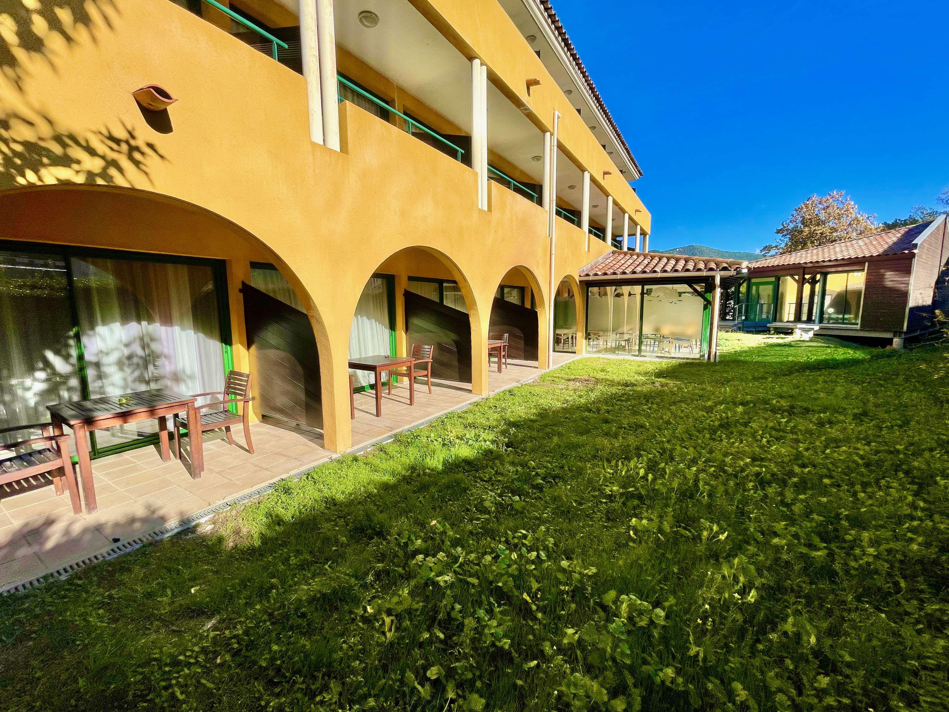 Vista Exterior Sure Hotel by Best Western Gemenos en Provence