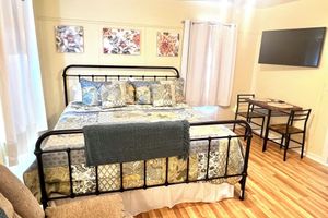 Alquiler Vacacional - Historic Hilltop Guesthouse - Charming studio/cottage one block from downtown
