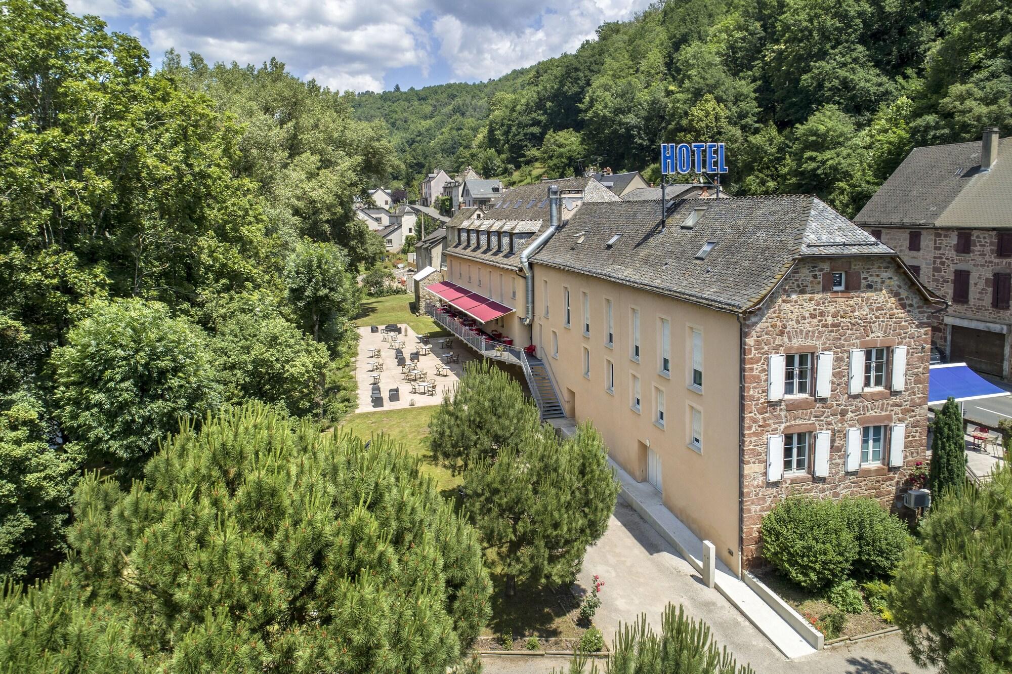 Varios Logis Hôtel Restaurant Les 2 Rives - A75, en bordure de rivière