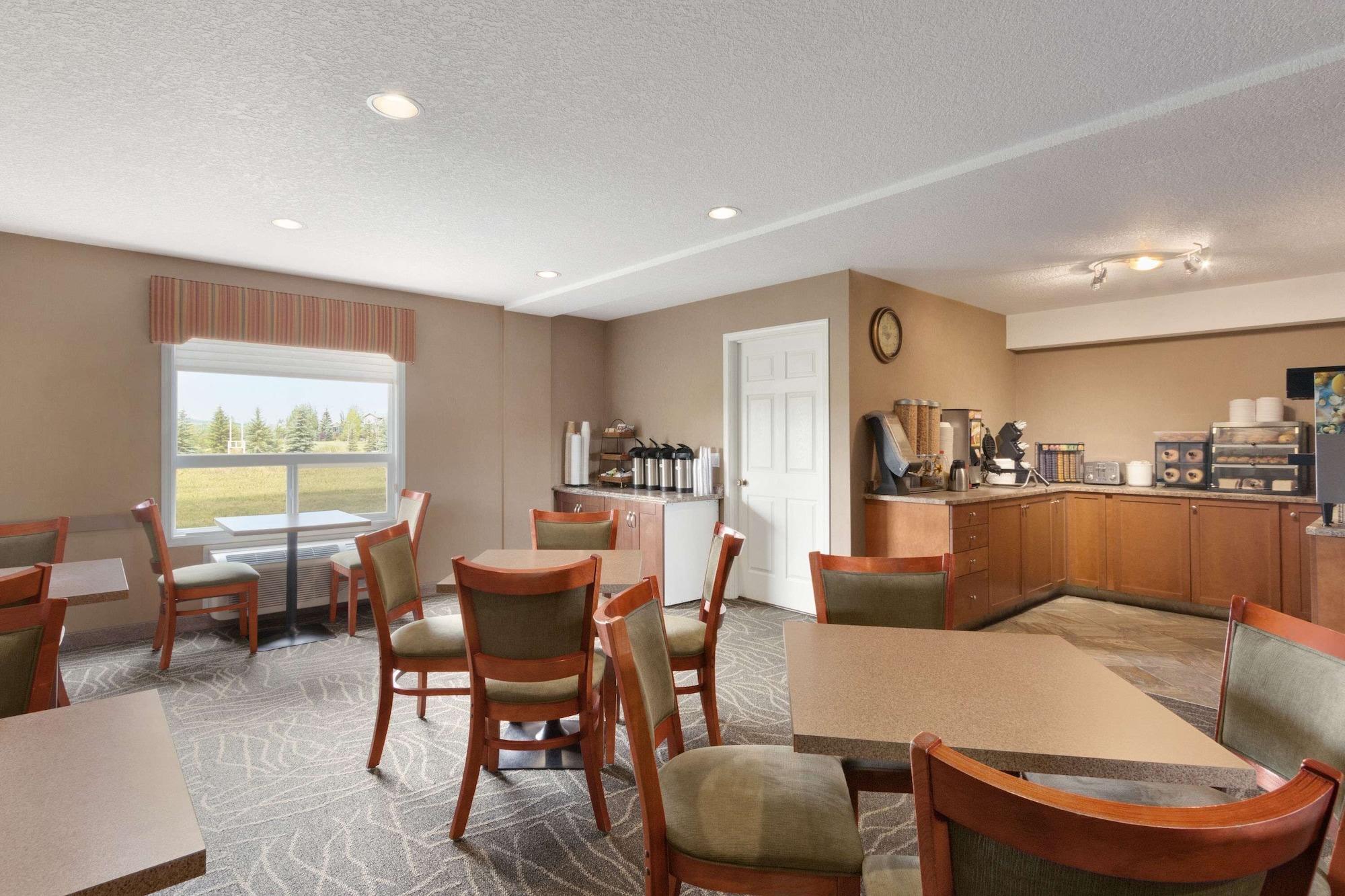 Restaurant Days Inn & Suites by Wyndham Cochrane