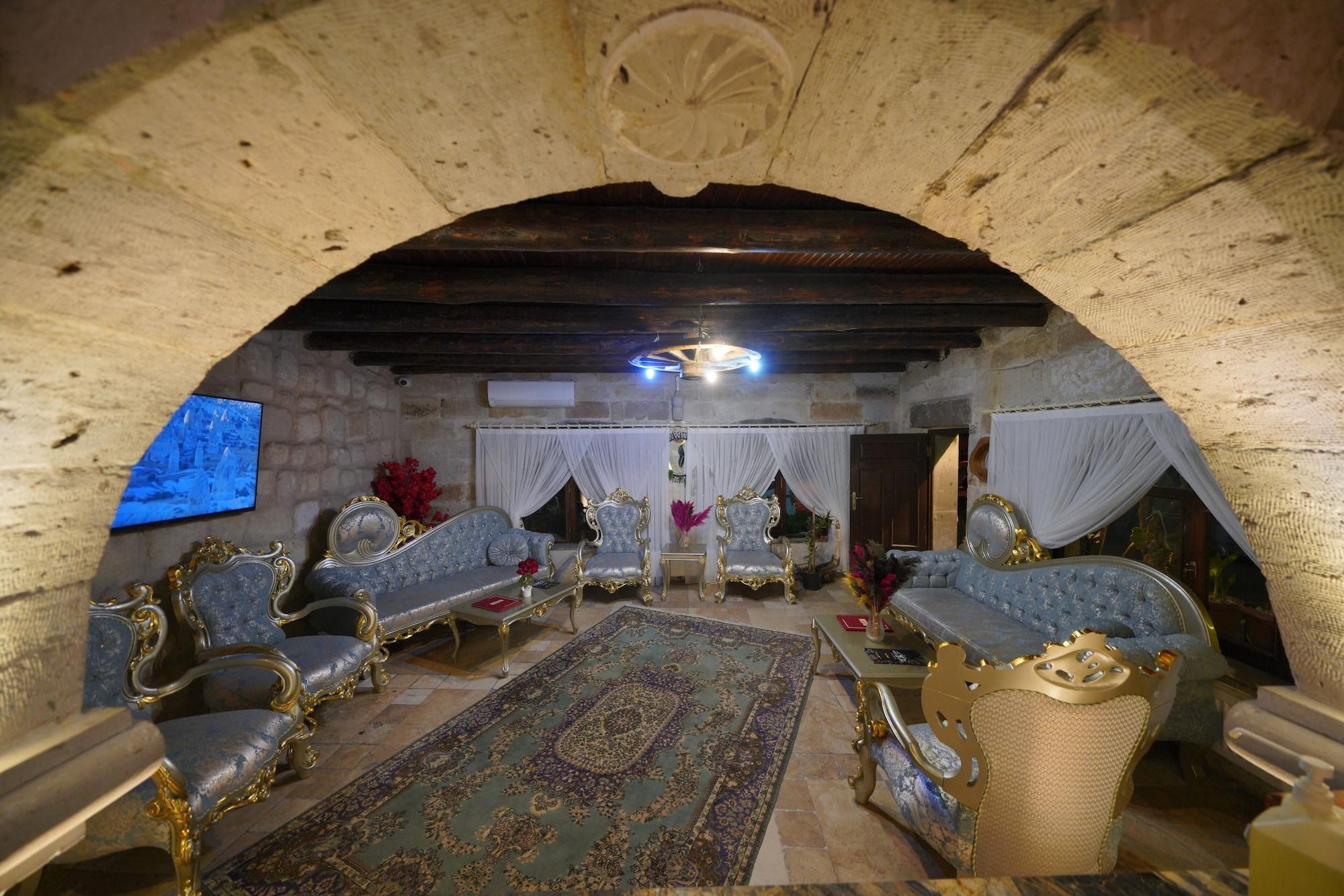 Vista Lobby Holiday Cave Hotel
