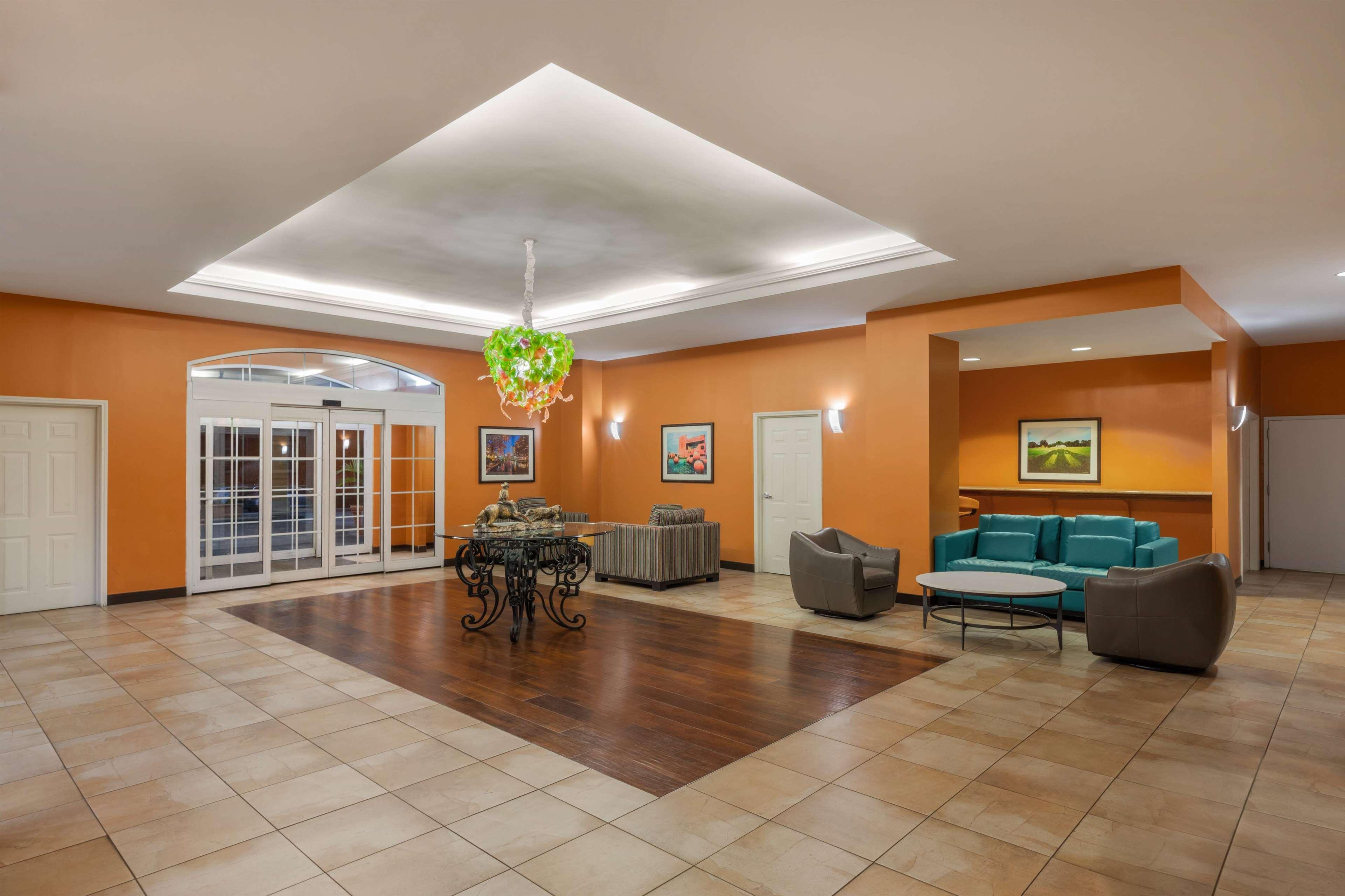 Vista Lobby La Quinta Inn & Suites by Wyndham San Antonio Medical Ctr NW