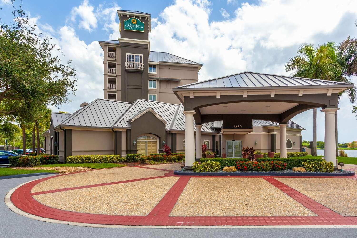 Vista Exterior La Quinta Inn & Suites Fort Lauderdale Airport