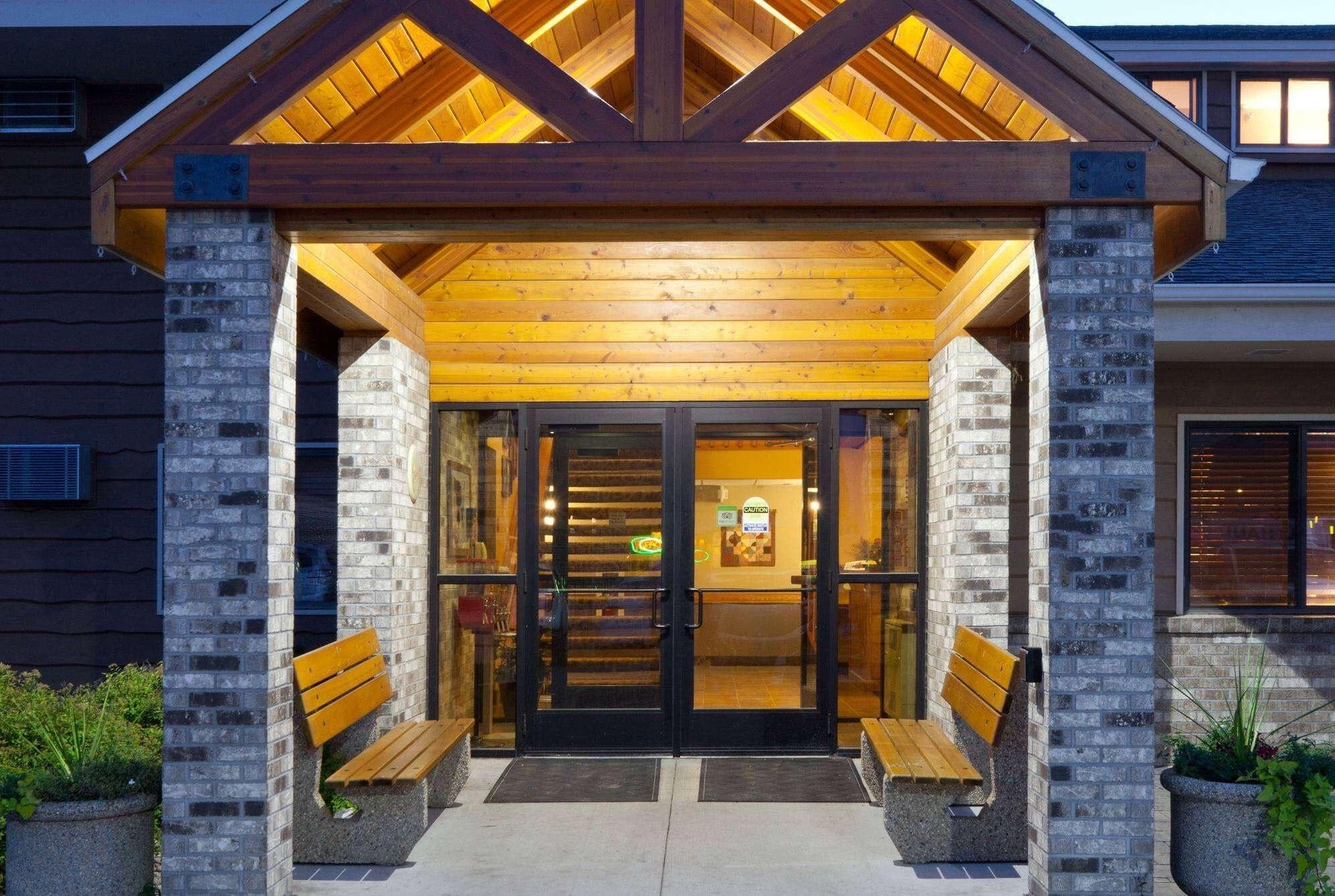 Vista Exterior AmericInn by Wyndham Roseau