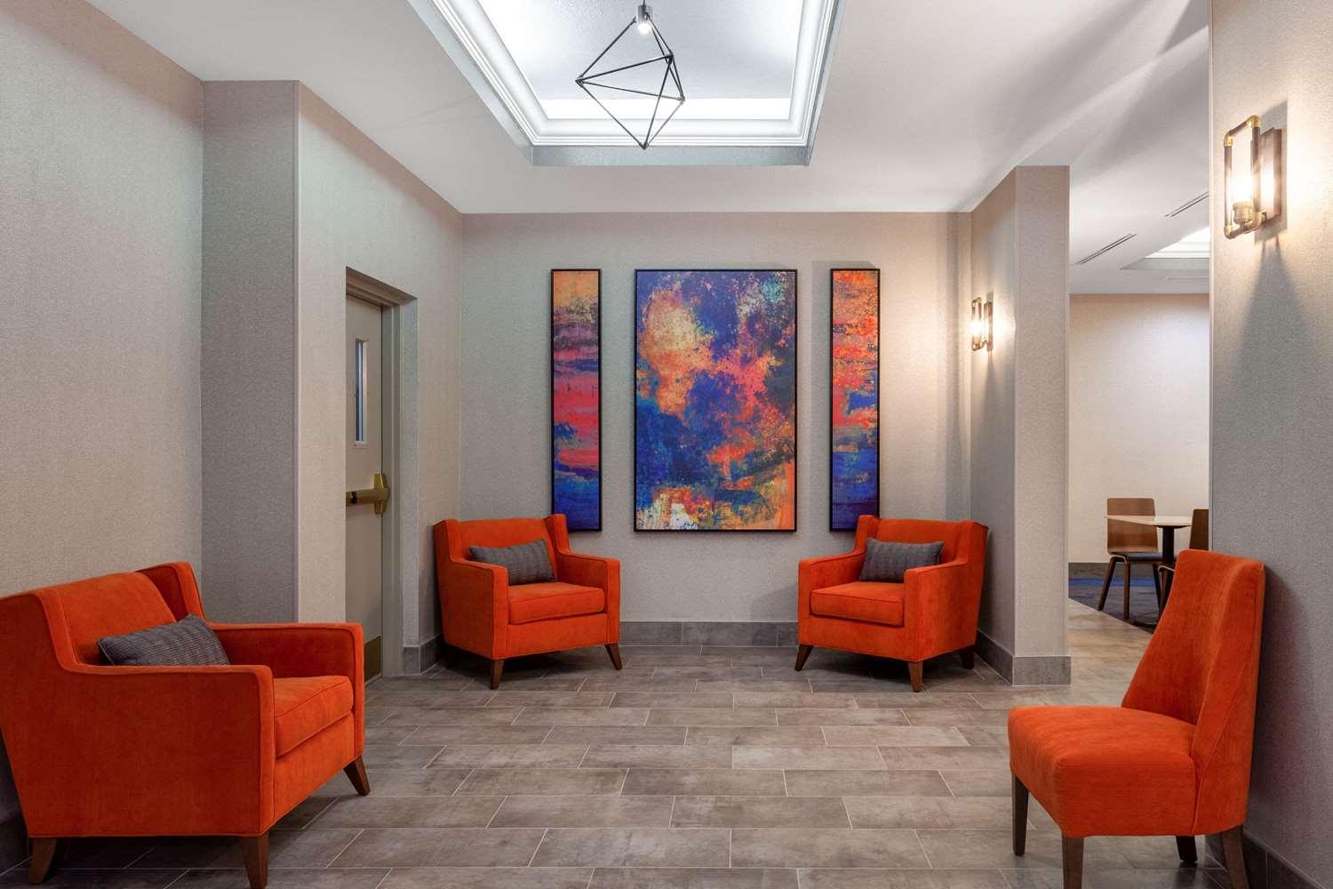 Vista Lobby La Quinta Inn & Suites by Wyndham St. Petersburg Northeast