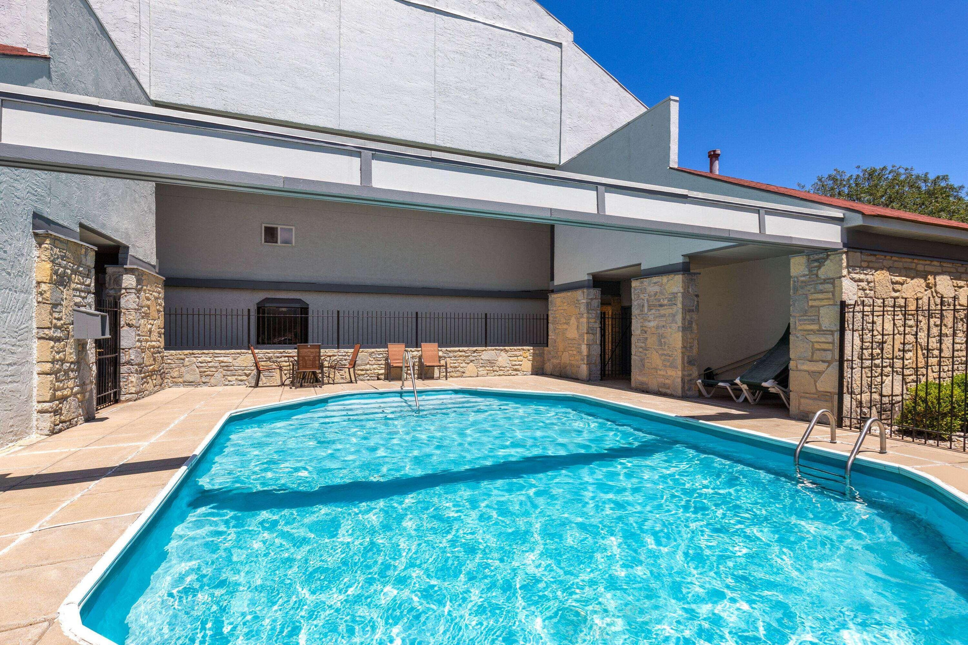 Vista Piscina Super 8 by Wyndham Fort Mitchell Cincinnati Area