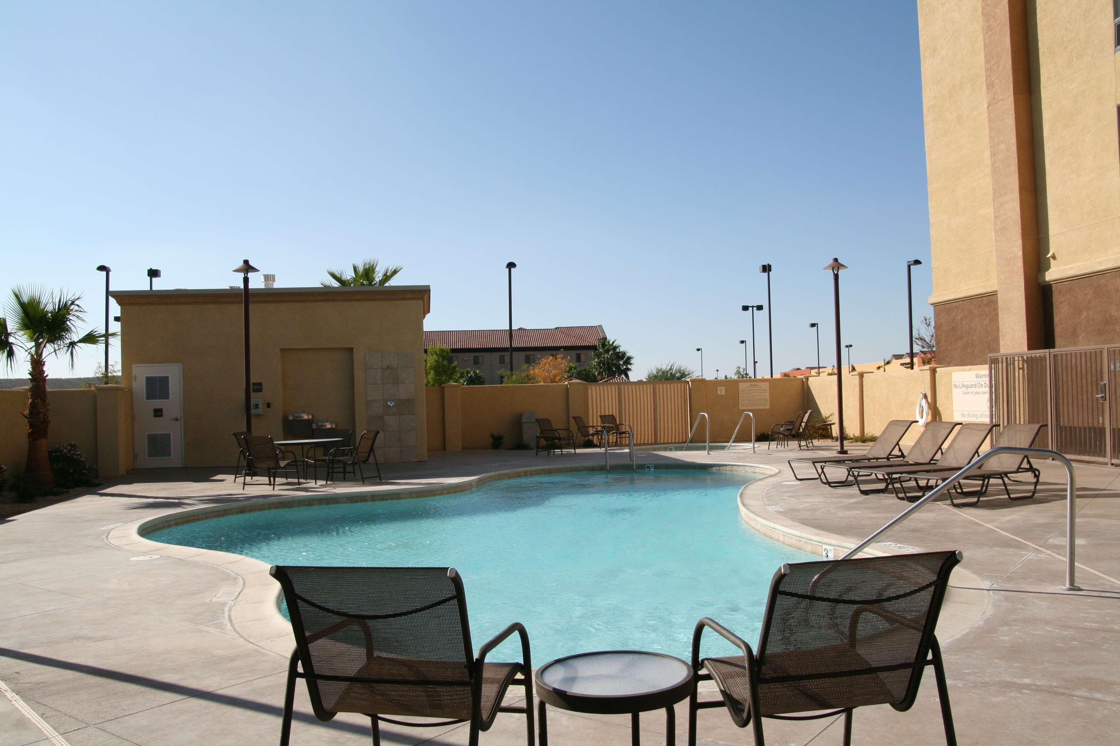 Vista Piscina Hampton Inn & Suites Barstow