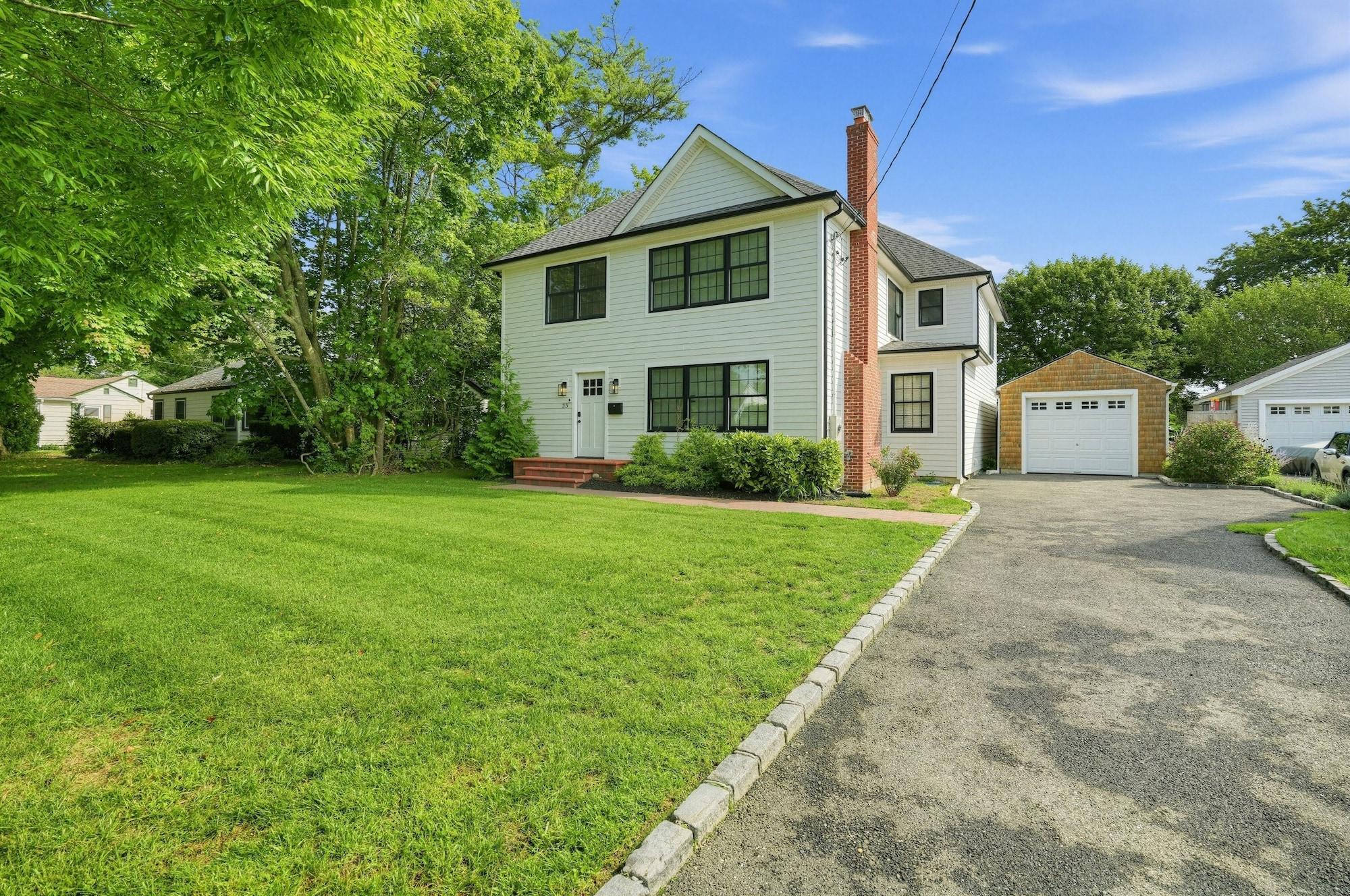 Vista Exterior Enjoy Quiet Nights With A Fireplace In Bellport 3 Bedroom Home