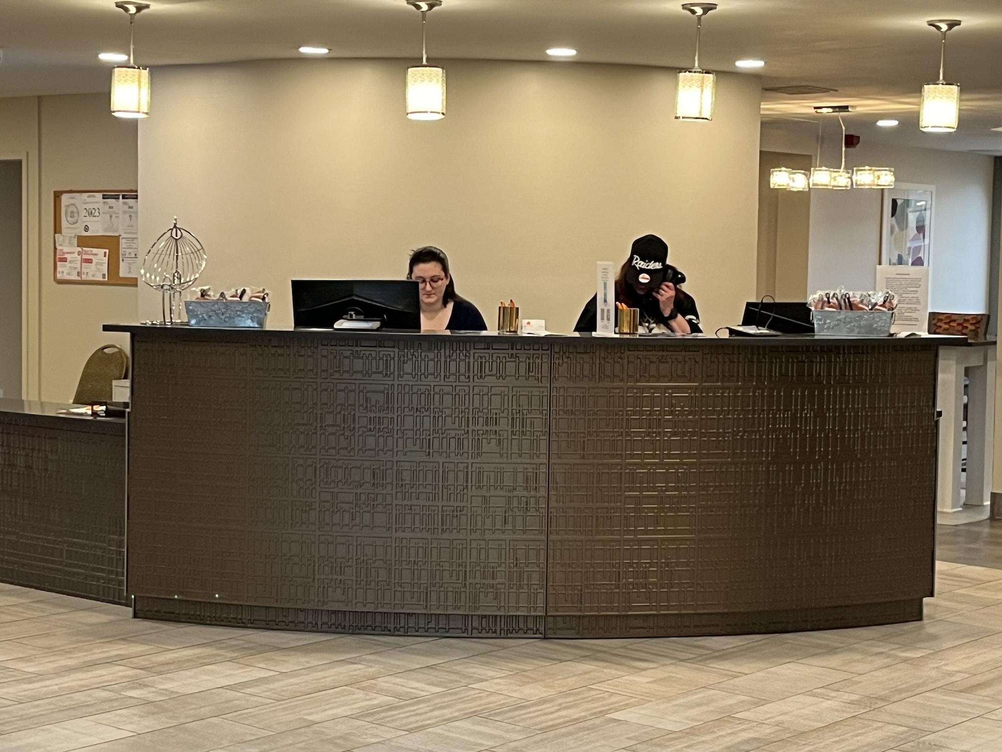 Vista Lobby Orangewood Inn & Suites Kansas City Airport