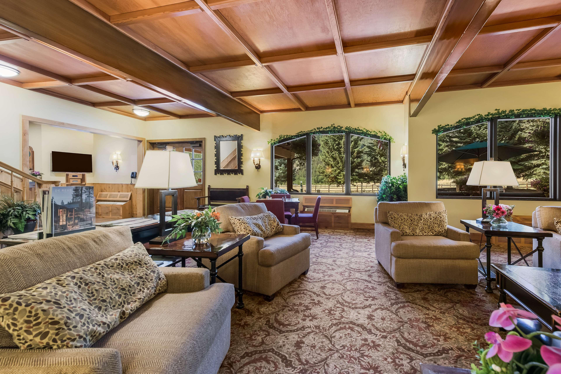 Vista Lobby Best Western Tyrolean Lodge
