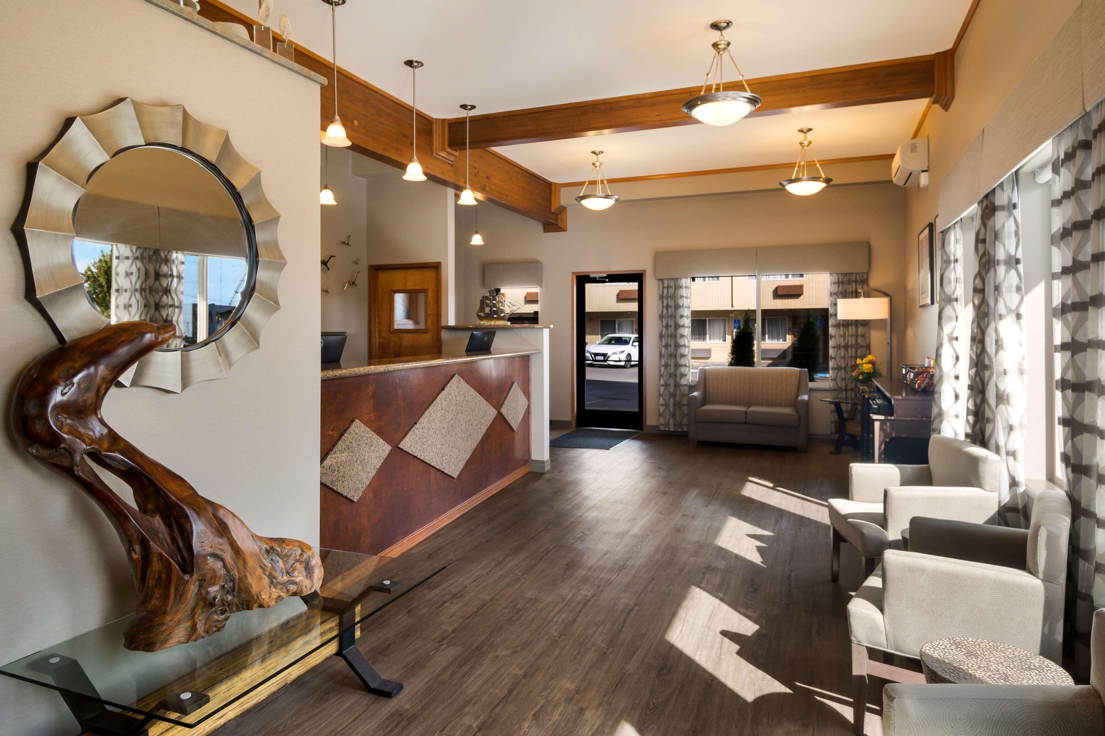 Vista Lobby Best Western Holiday Hotel