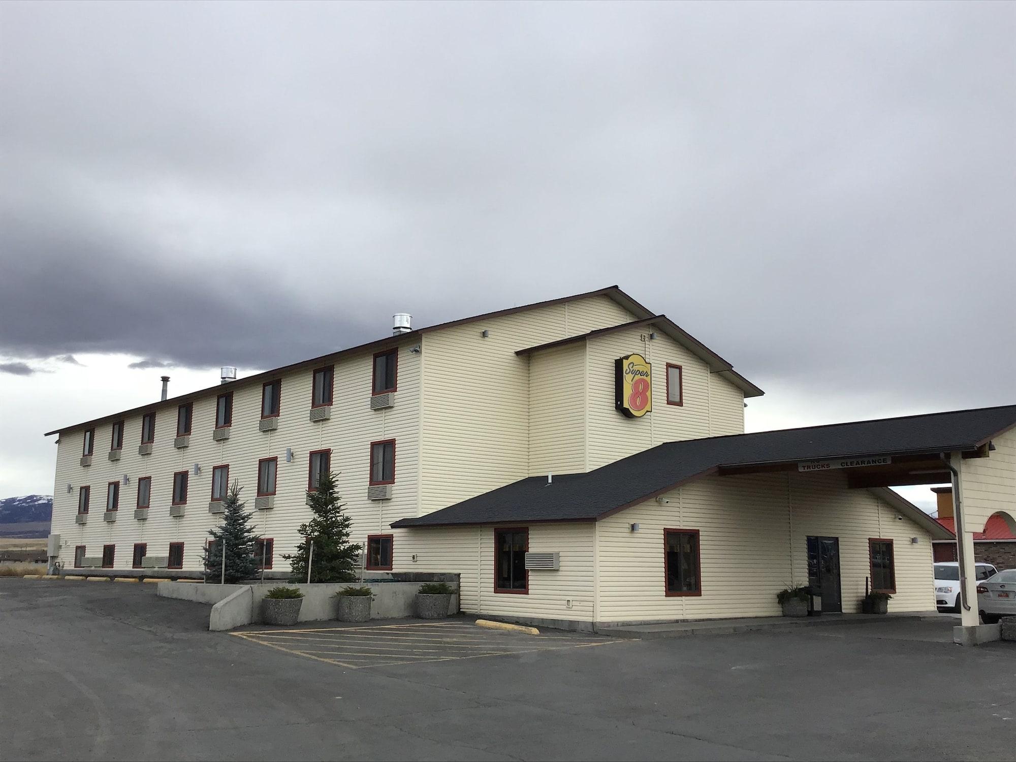 Vista Exterior Super 8 by Wyndham Dillon