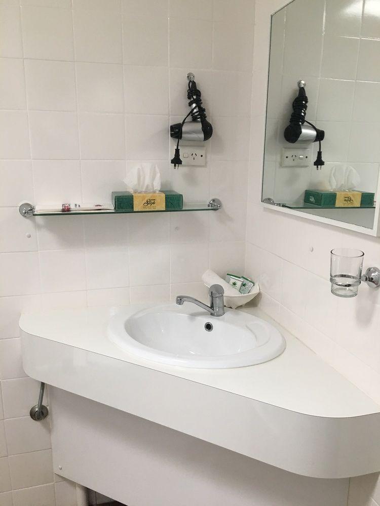 Set de Habitación Gunsynd Motor Inn