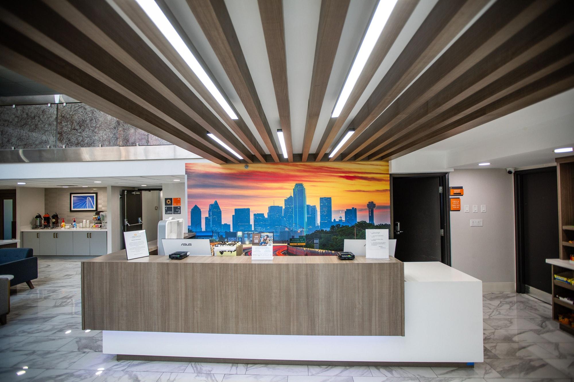 Vista Lobby La Quinta Inn & Suites by Wyndham Dallas I-35 Walnut Hill Ln