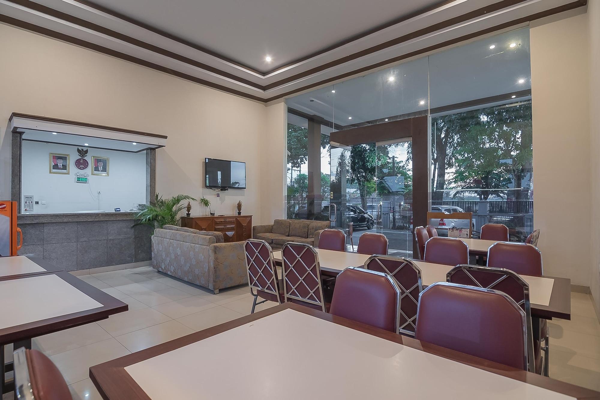 Restaurant RedDoorz near Alun Alun Subang