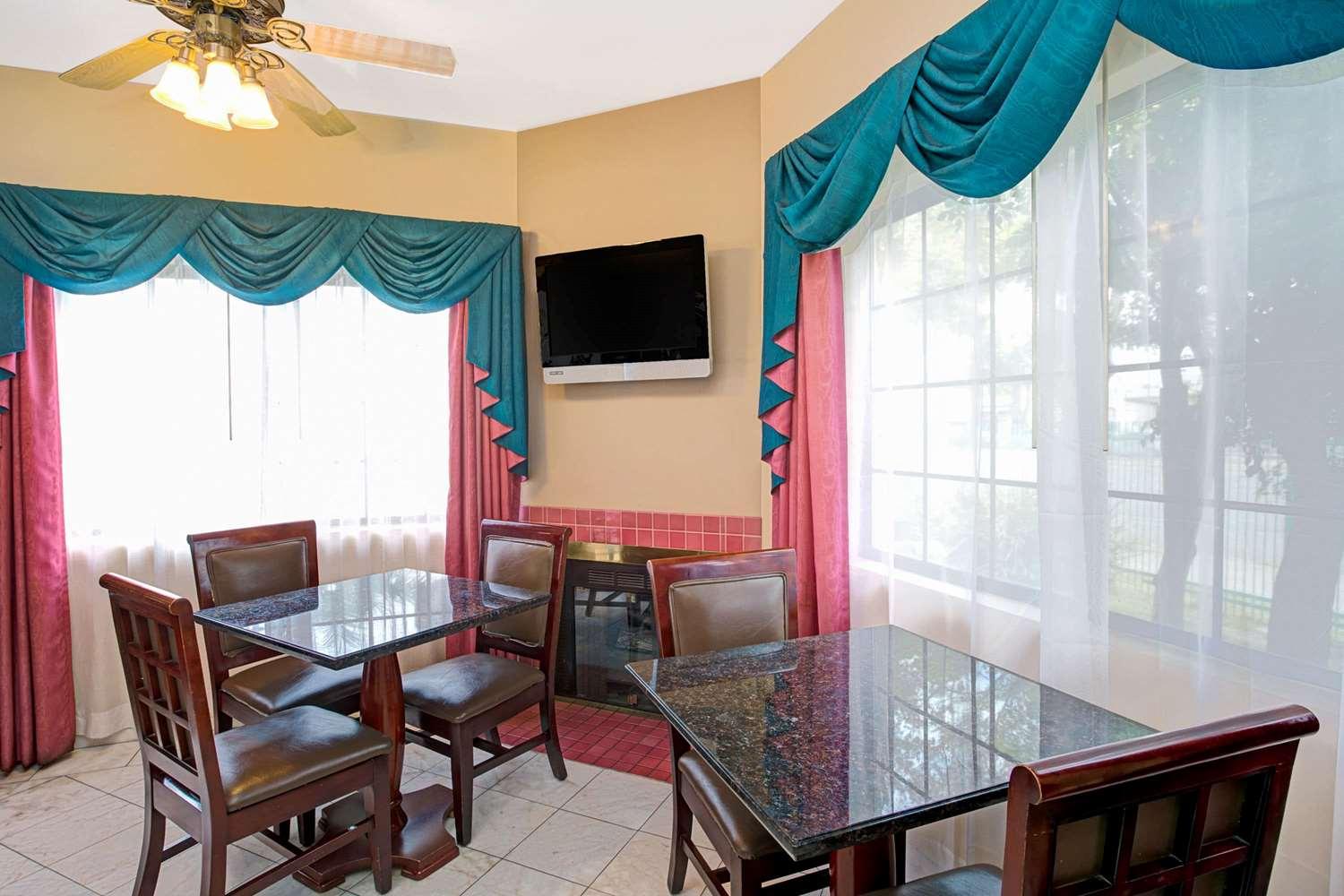 Vista Lobby Travelodge by Wyndham Lynwood