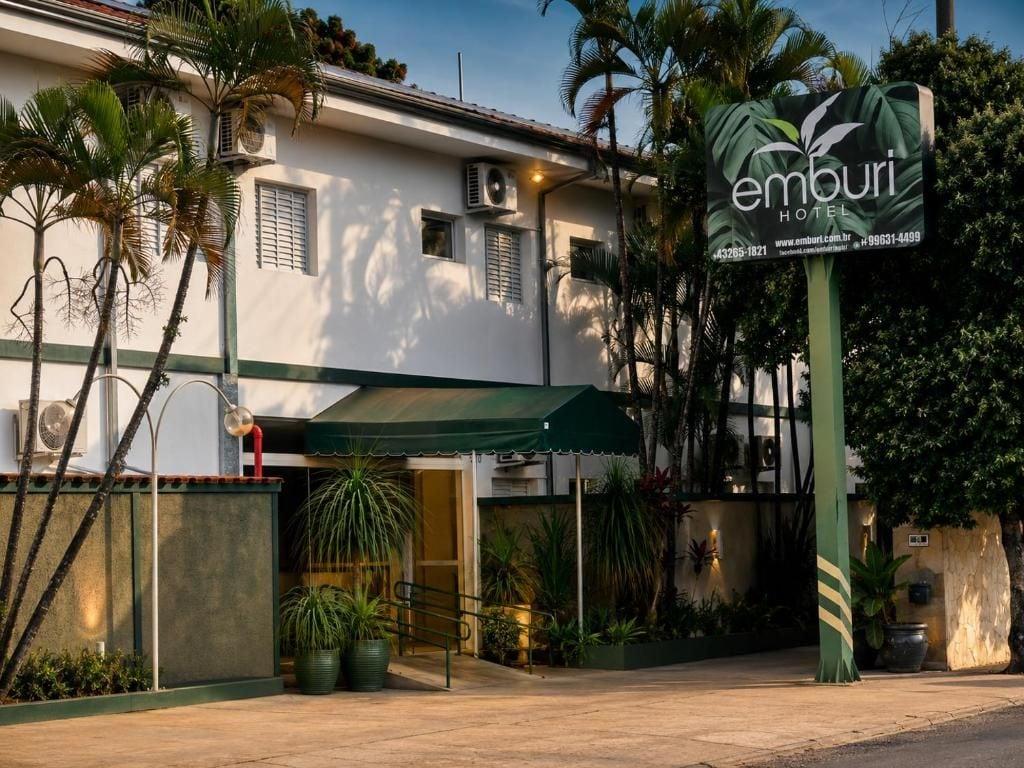 Varios Hotel Emburi