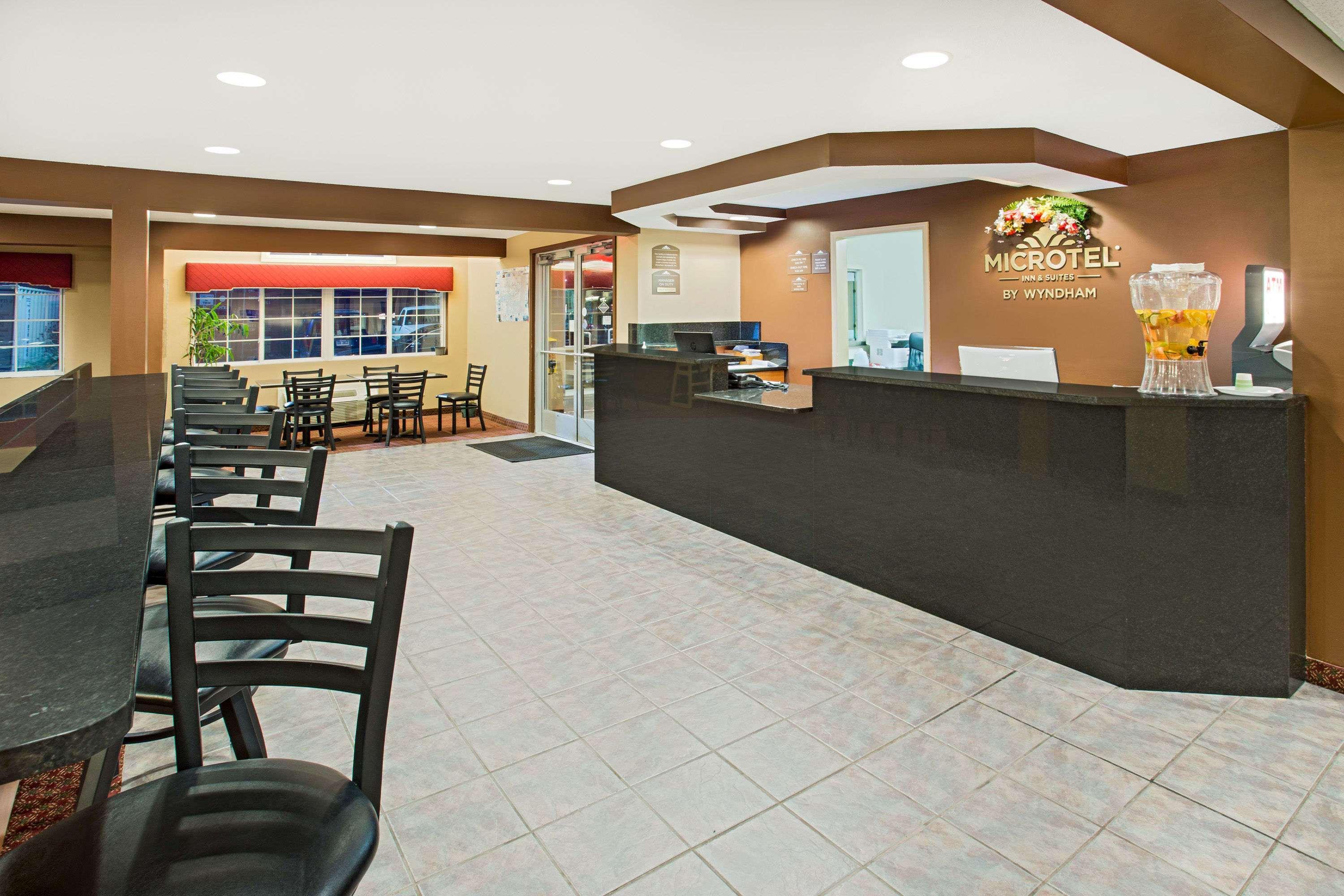 Vista Lobby Microtel Inn & Suites by Wyndham Holland