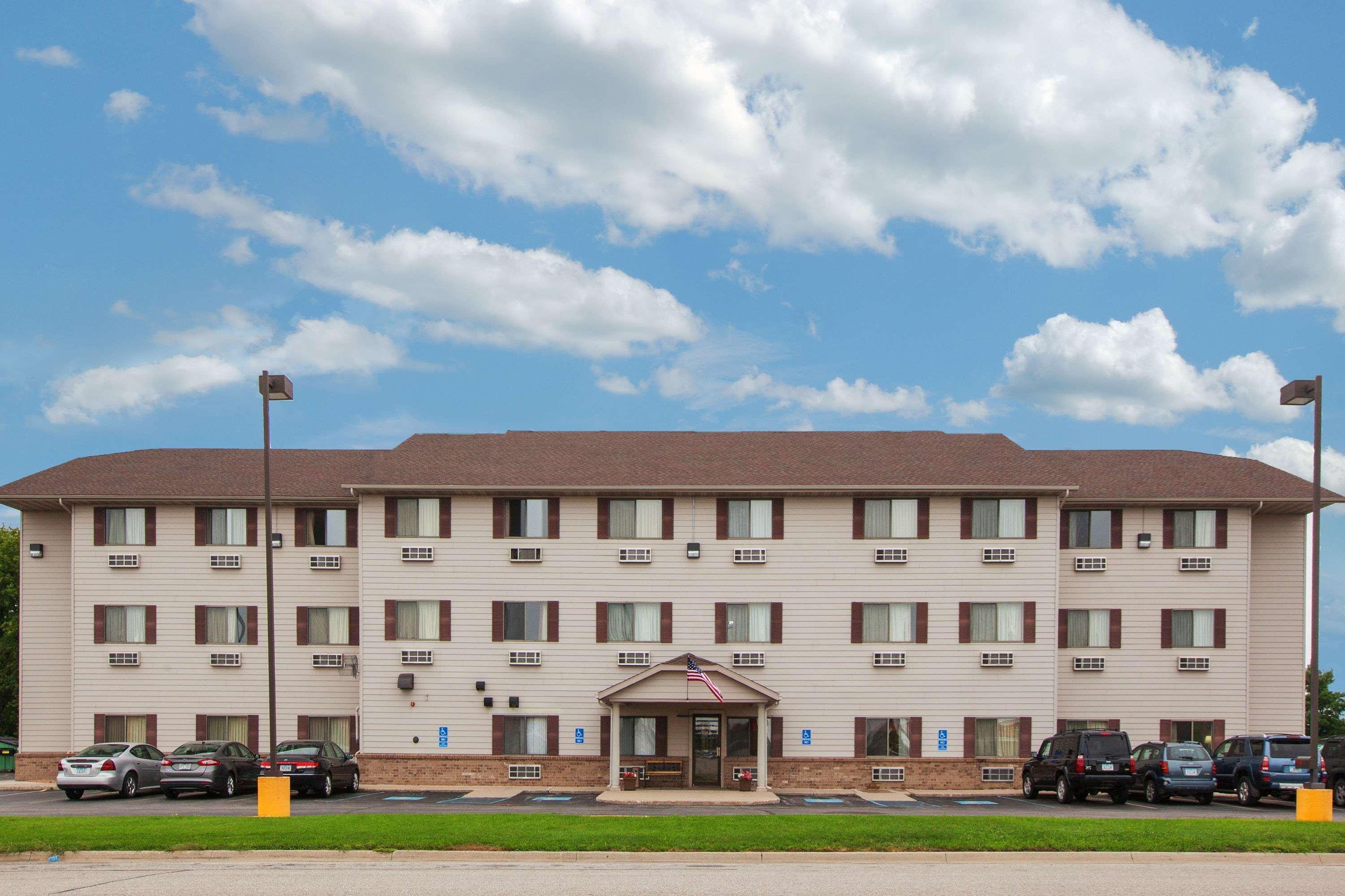Vista Exterior Super 8 by Wyndham Mason City