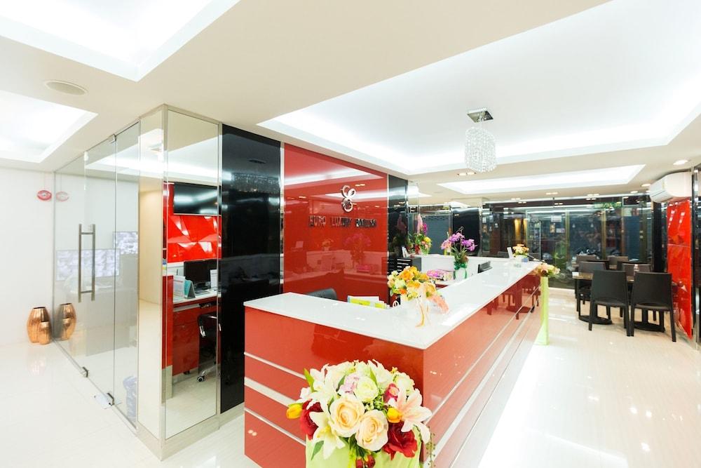 Vista Lobby Euro Luxury Pavillion