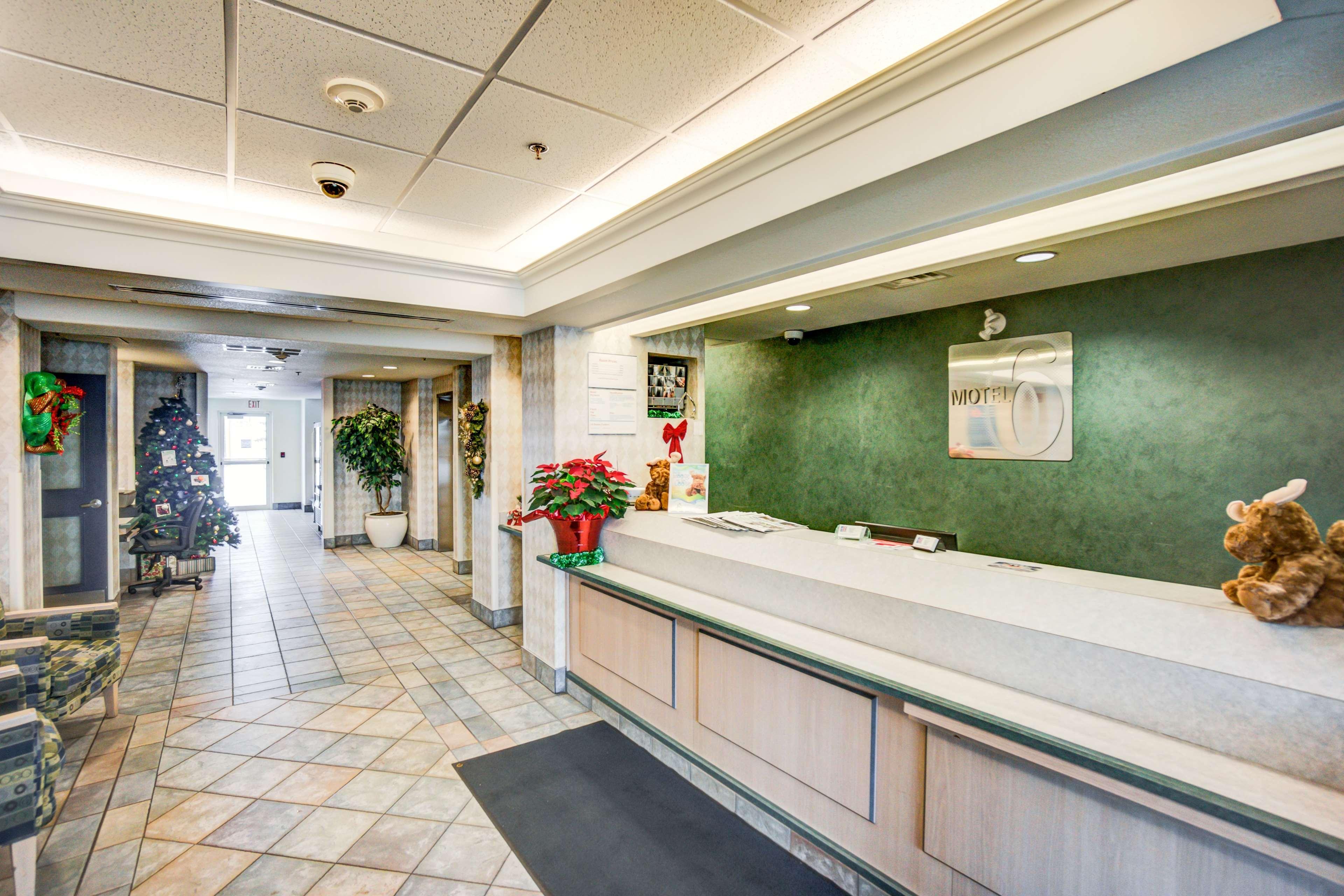 Vista Lobby Motel 6 Red Deer, AB