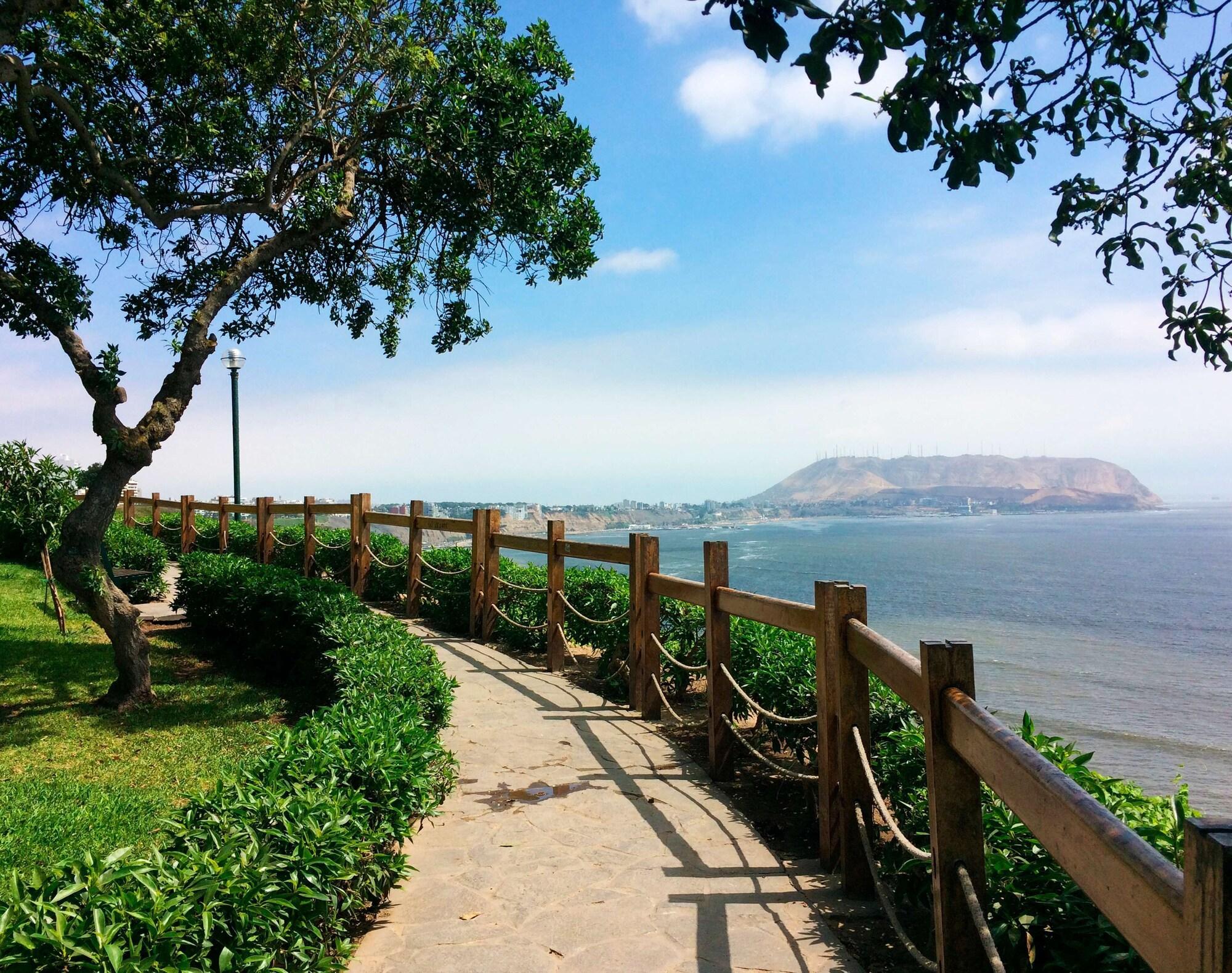 Vista Exterior DoubleTree by Hilton Lima Miraflores El Pardo