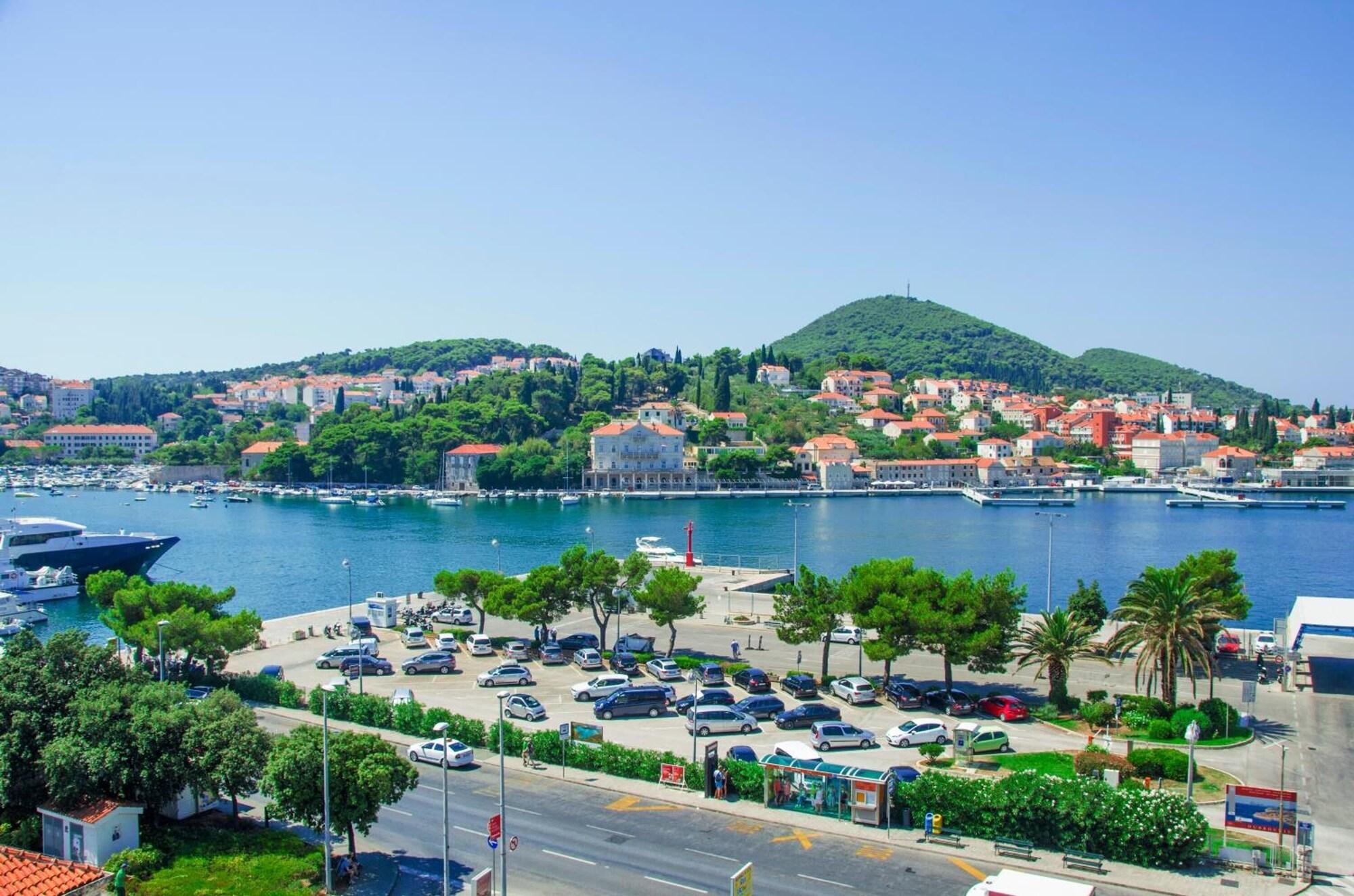 Vista Exterior Hotel Petka