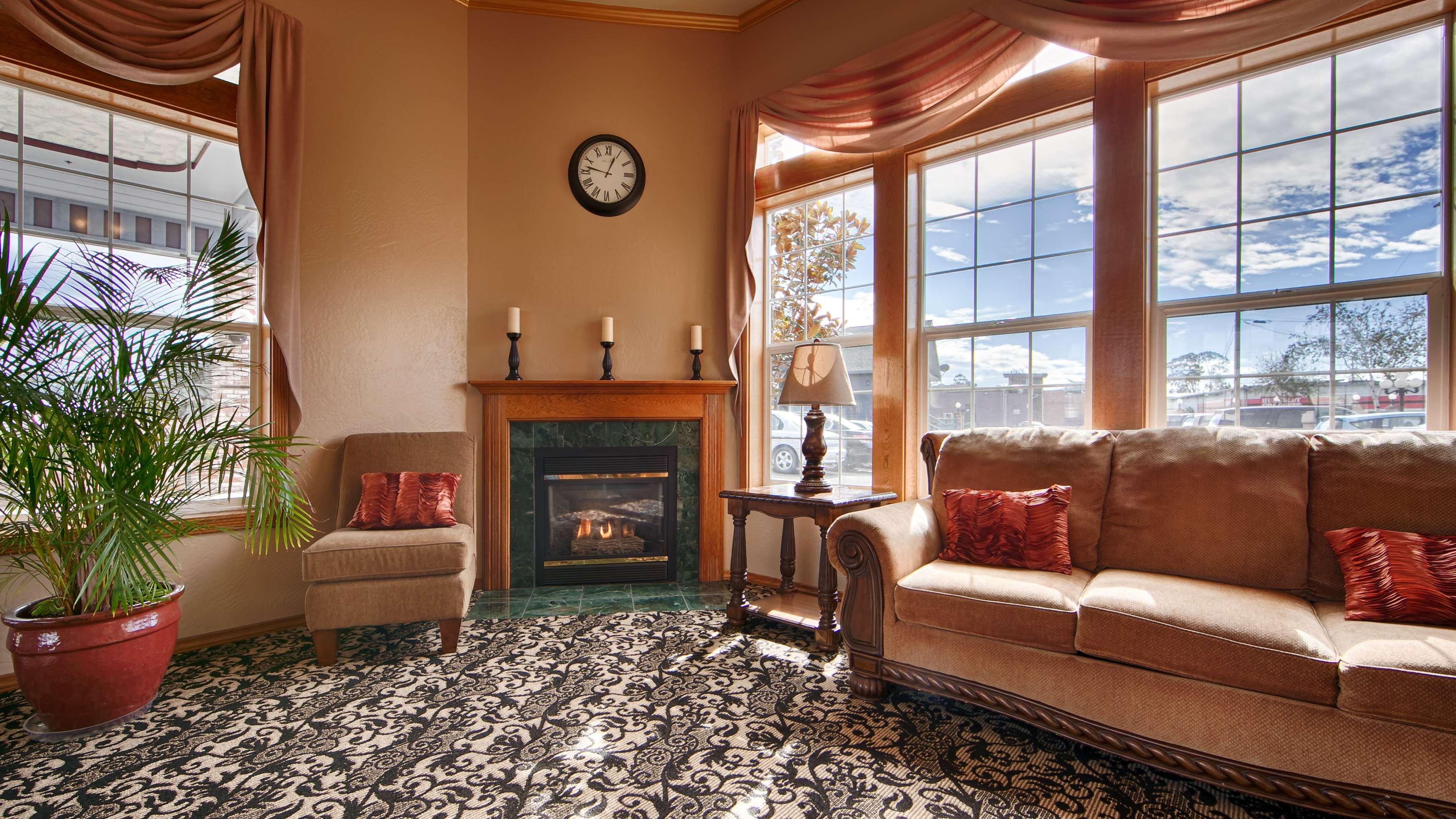 Vista Lobby Best Western Plus Bayshore Inn