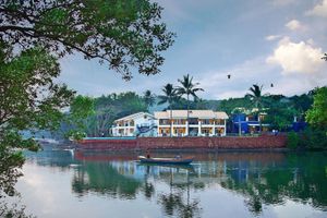 Alojamiento - Acron Waterfront Resort