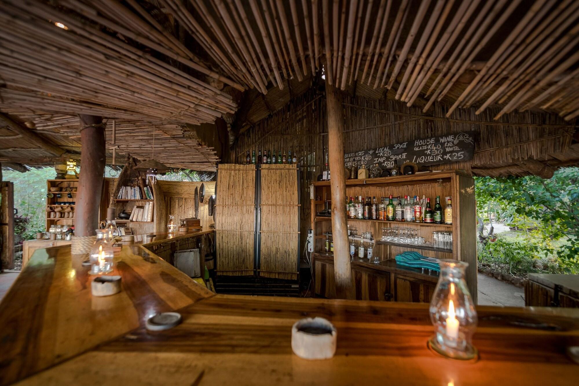 Bar/Salón Taita Falcon Lodge