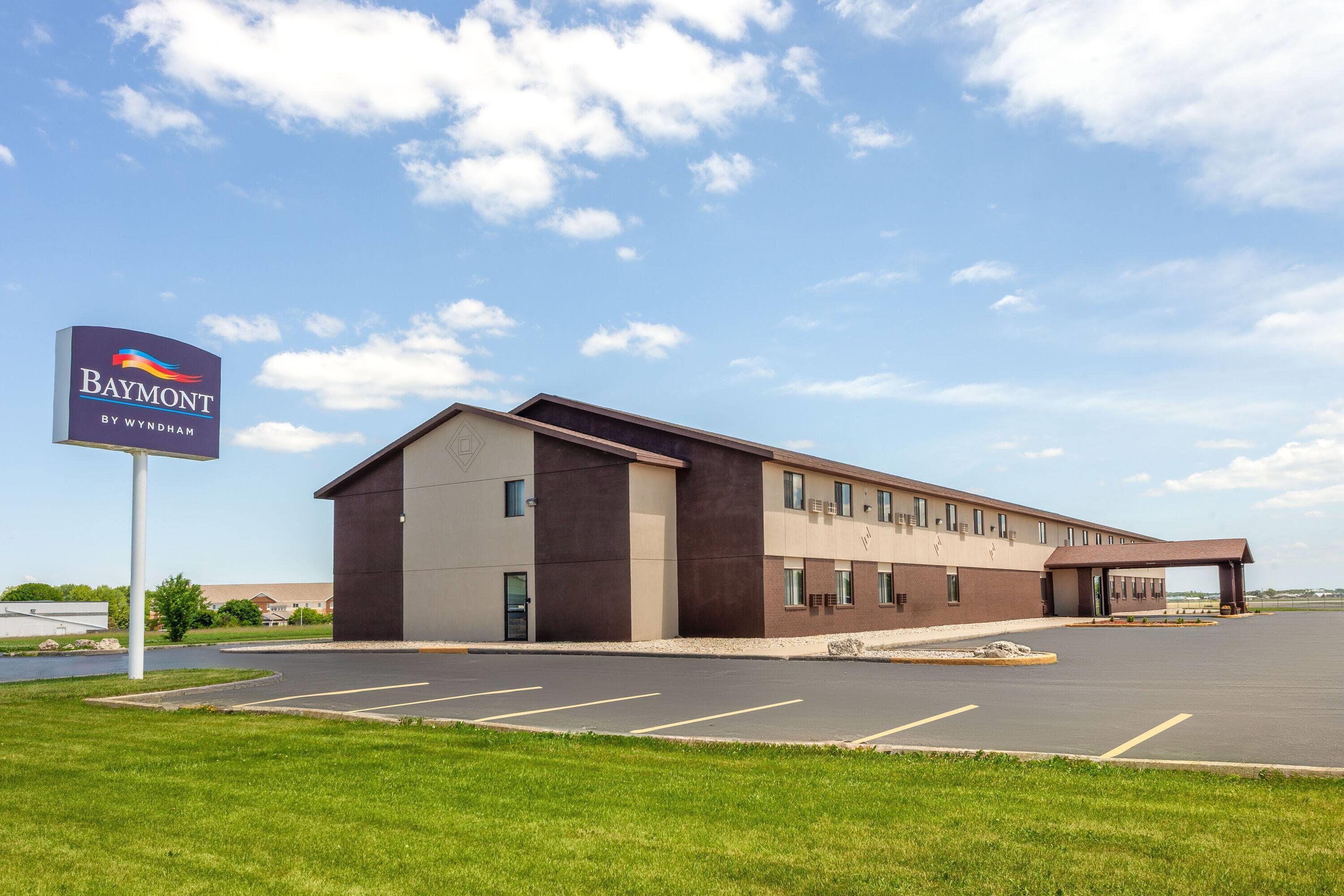 Vista Exterior Baymont inn by Wyndham Oshkosh Airport