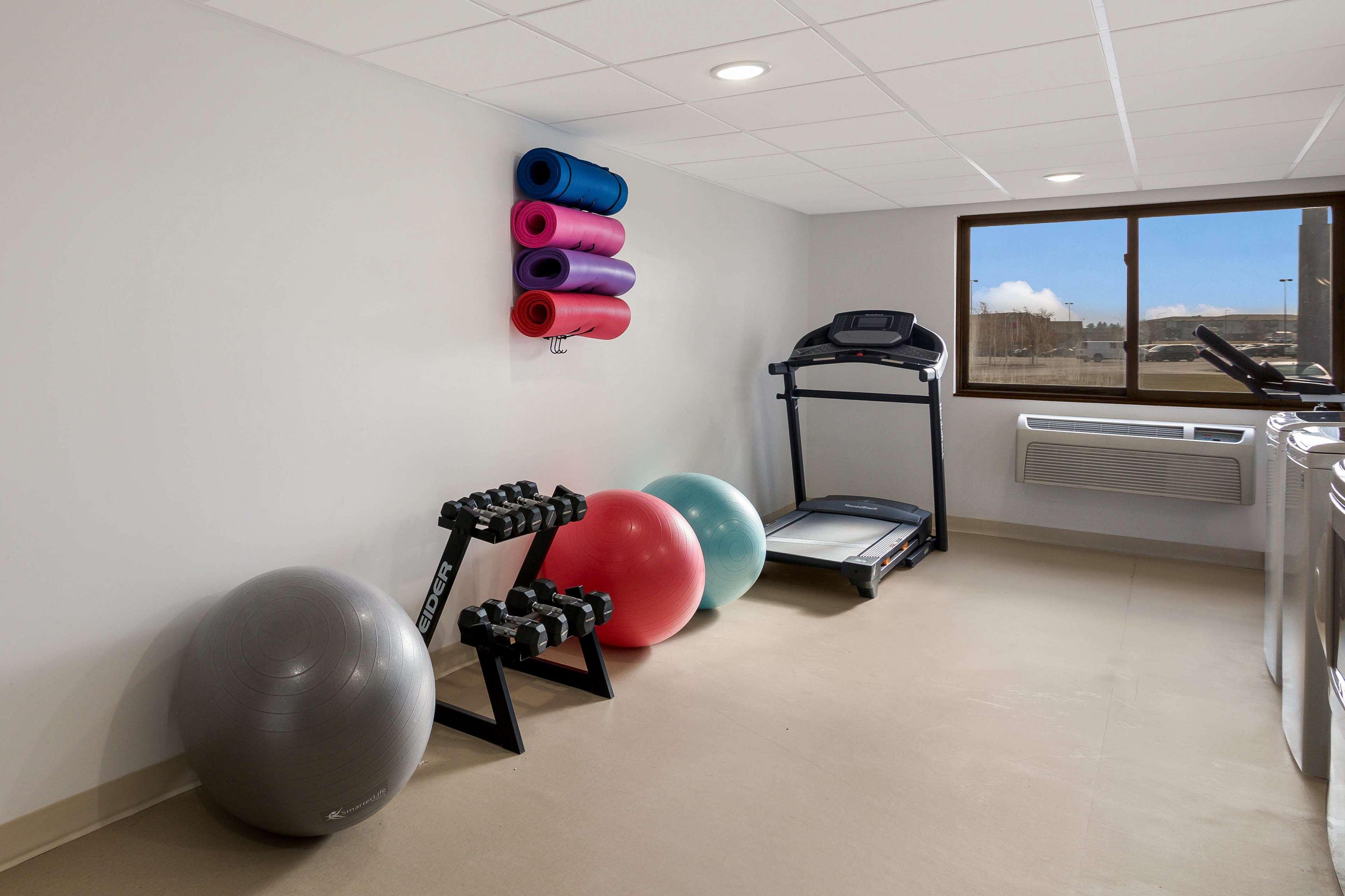 Instalaciones Recreativas Revel Hotel Minot, SureStay Collection by Best Western