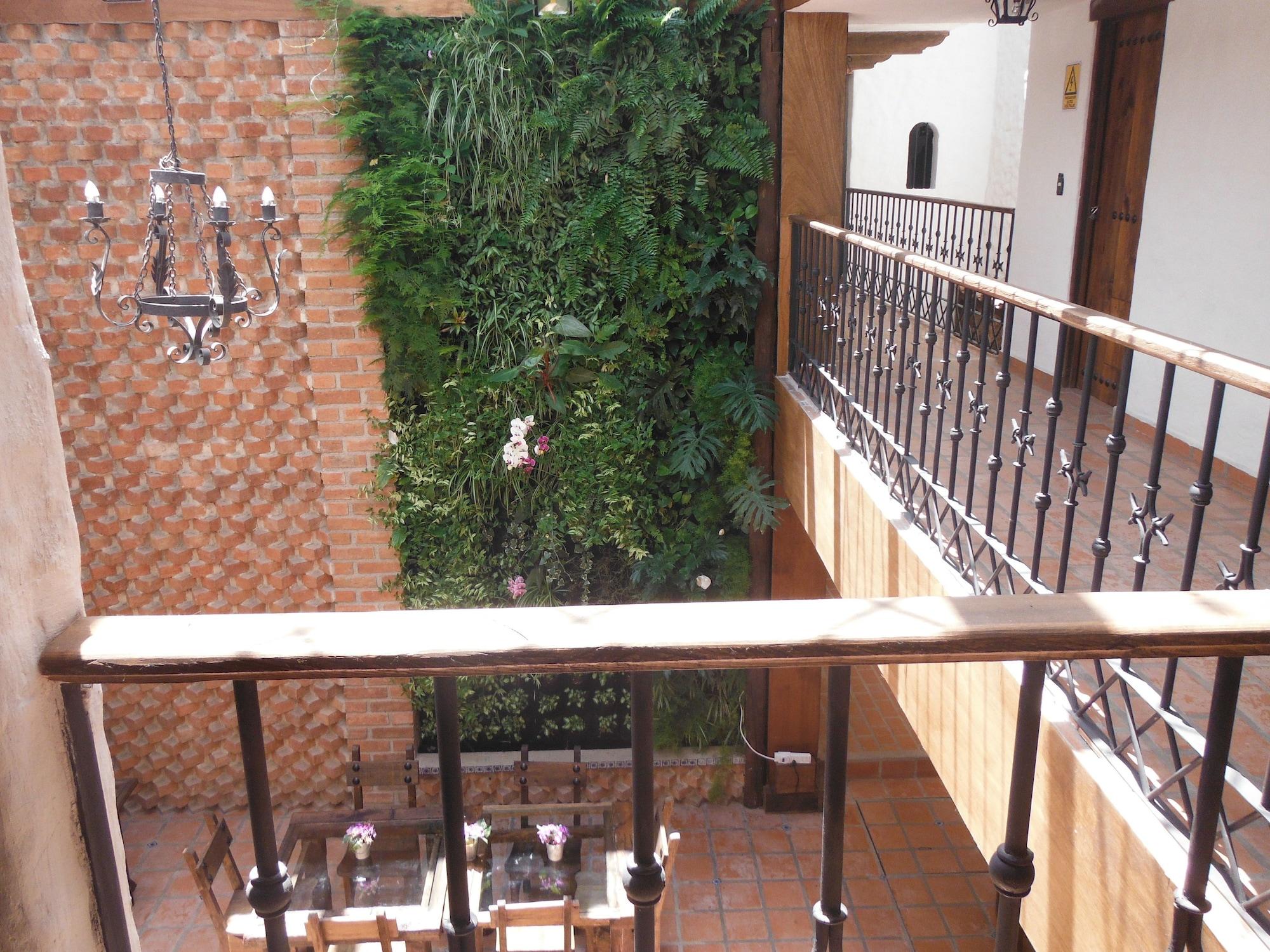 Varios Casa Indigo Hotel