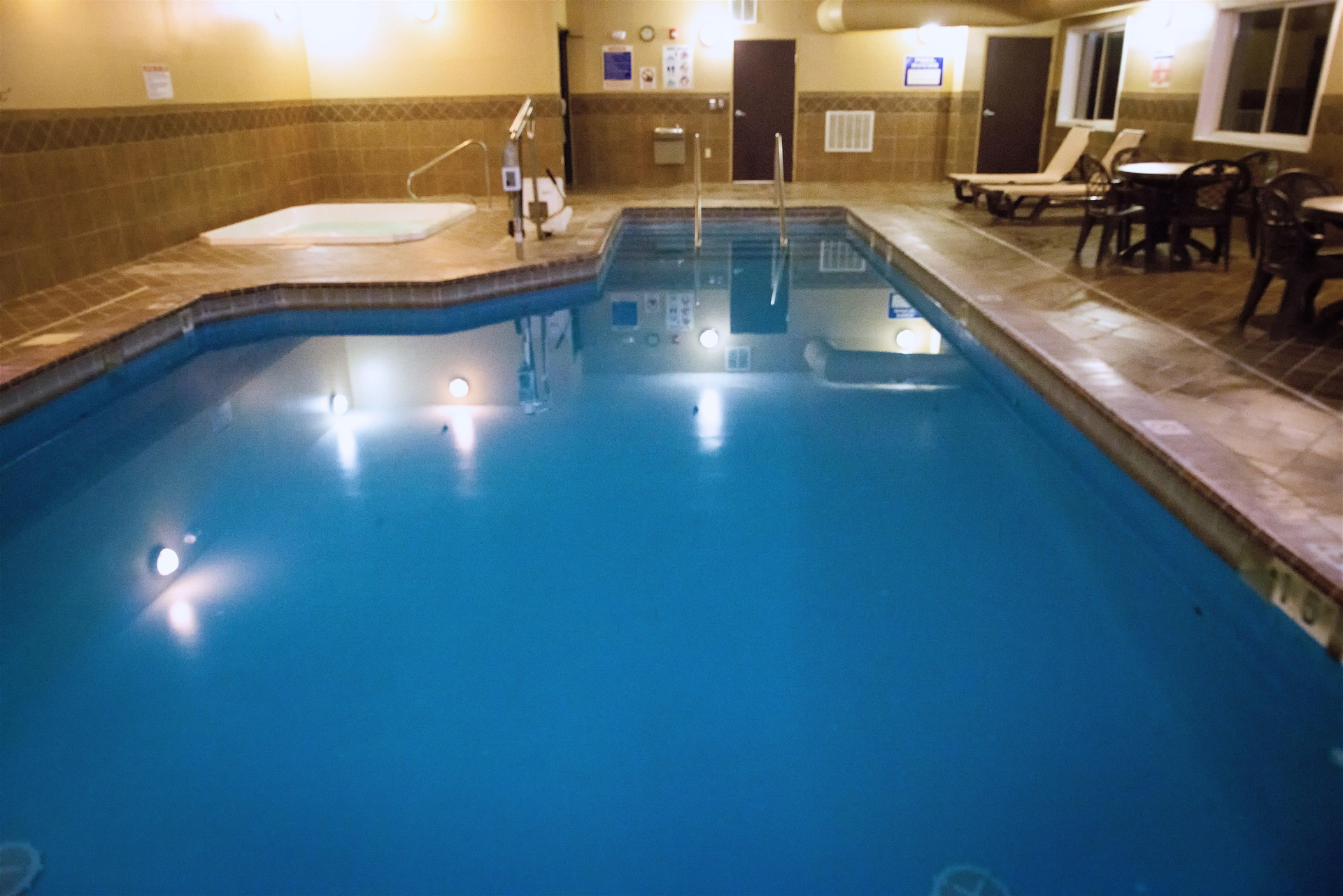 Vista Piscina Holiday Inn Express Devils Lake by IHG
